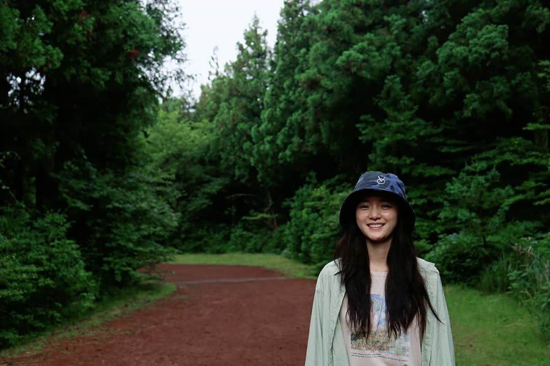 のインスタグラム：「예전에 제주에서 찍은 사진이 왔다  또 가고 싶다🌿」