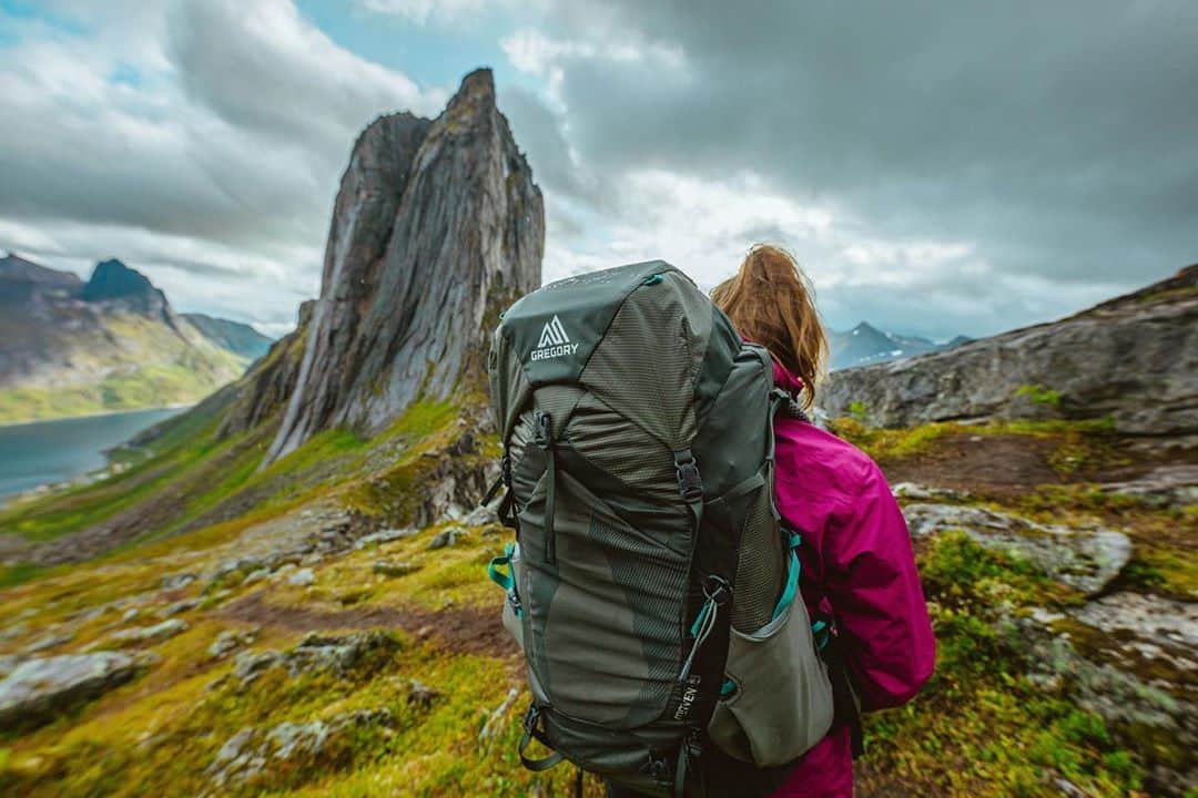 GREGORYのインスタグラム：「LIGHT WEIGHT BACKPACKING｜PARAGON & MAVEN﻿ ﻿ 軽量で快適なパラゴン/メイブンは優れたフィット感を提供するヒップベルトを搭載しているので、体の動きに追従してしっかりと荷重をサポートします。さらに専用レインカバー付きで、数日のハイクトリップにも最適です。﻿  ﻿ #グレゴリー﻿ #パラゴン﻿ #メイブン」