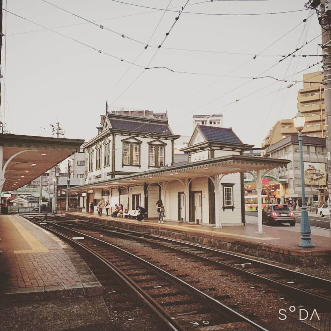 松本隆博のインスタグラム：「。 道後温泉駅なう。 風情ある…人出が 少しつづ戻って来た 気がします。良かった。 ♨️☺️♨️  ～人生遊歩道～」