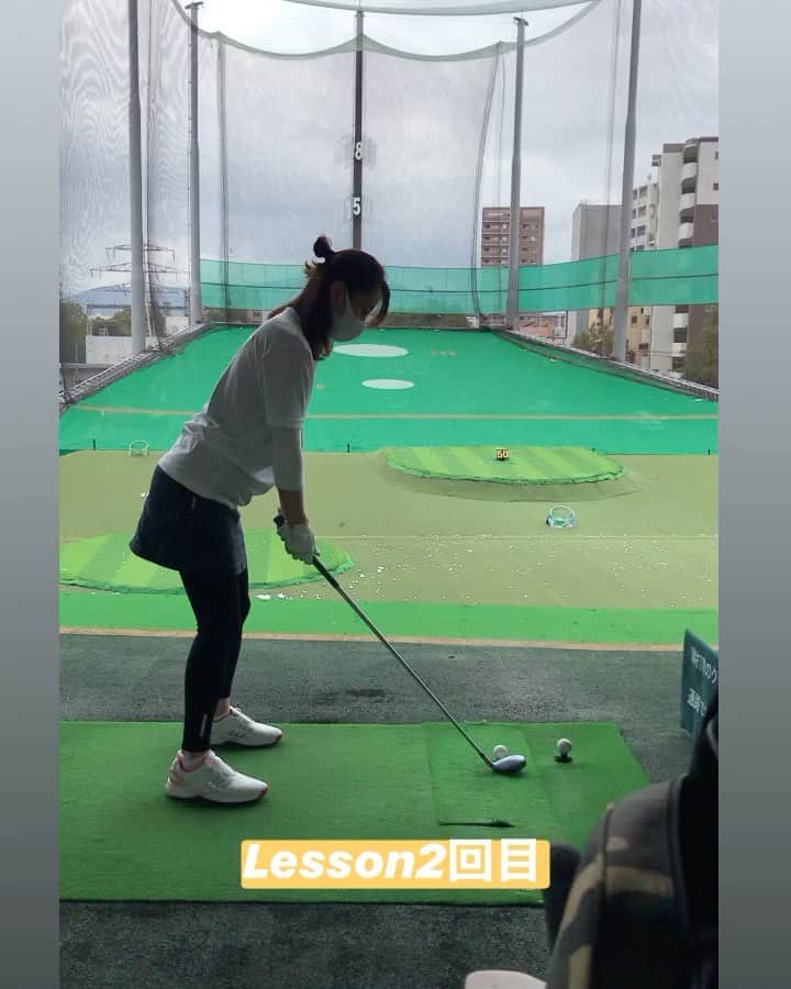 のインスタグラム：「新しく生徒さんのお仲間が増えました😊  女子ゴルファーが増えて嬉しい😆  まだLesson始まって少ししか経っていないので不安な点も多いと思いますが、2回目のLessonでは分かることが出てきて面白くなってきました‼️ て、言葉をいただいて良かったです☺️  また、私のLessonが始まる前から肘に痛みがあったそうで…😢 体に痛みがあると言う事は体に無理をしてスイングしている事になるので、その点のスイング直していきます‼️  Lesson前のスイングは、体が動き過ぎて手打ちになっていて、肘や腕に負担がかかっています😭 軸がぶれるとミート率も悪くなるから、どんどん手で打ちに行ってしまうから余計に腕に負担が💦 アドレスも肩に力が入っていて窮屈に見えます😢 肩に力が入ってると、無理な動きになりやすいから怪我をしやすい💦  2回目のLessonでは、体の軸の動きが少なくなってきて、腕の力も抜けてきてます👍 スイングもスムーズになって、芯に当たってきやすい👏 これからスイングスピードを上げていく事でもっと飛ぶように😊  体に合ったスイングが出来れば、痛みはないはずです☺️ 痛みがないと言う事は、効率良くスイングが出来る事になるので、年齢を経ても長くゴルフを出来るスイングになります♫  特に女性は筋肉量が男性に比べて少ないせいで怪我をしやすいです😢  可能な限り、体に負担のないスイングを目指して一緒に頑張っていきましょう😉  目指せ 美スイング、健康スイング😂  #ゴルフ #ゴルフ女子 #無理のないスイング #怪我のないスイング #ゴルフレッスン #美スイング」