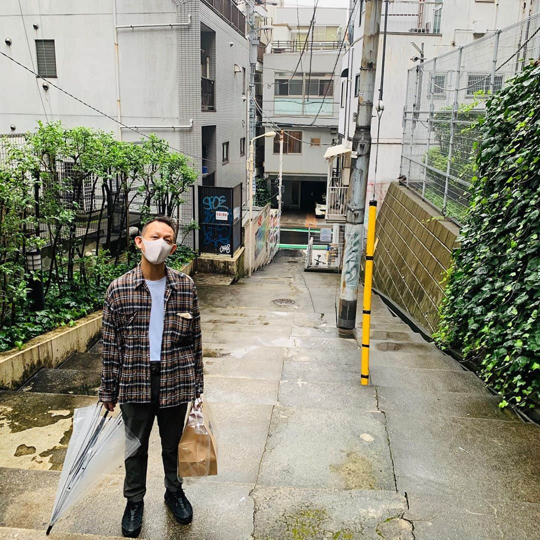 院長ヨモギダさんのインスタグラム写真 - (院長ヨモギダInstagram)「2020.10.15.(木) ☂﻿ 渋谷スポンジは木曜日が定休日です ☂️ 今日は夫婦で @the_bake1121 さんに🍰 こちらはケーキも焼き菓子も 全部欲しくなる程めちゃめちゃ美味しい😋です  お休みの日はふたりで美味しいものを食べるのが楽しみのひとつです🤎 ☂️ ☂️ ☂️ ☂️  渋谷スポンジ10月ご予約可能枠が 埋まりました🙇‍♂️🙇‍♀️ 10月プレゼント中のオリジナルステッカー、 11月も(ちょっと違うver.で) プレゼント続行します❗ 🐕 11月のご予約もHPにて受付中です。  お早目にスケジュールをご確認の上 お願い致します。 🐕 🐕 🐕 🐕  #渋谷スポンジ  #美容鍼 #鍼灸 #マッサージ  #痩身 #ヘッドスパ #筋膜リリース 東京都渋谷区松濤1-28-6 麻生ビル2F☏‭0367127598‬ 🍄ご予約はHP又はお電話で ‭www.shibuya-sponge.com‬ ⇧⇧⇧✨HPリニューアル✨ . . 🐕✨1ヶ月以内リピート常時500円OFF❗ 🐕✨初回の方にプチギフト進呈🎁 . . . #美容鍼灸 #小顔 #美肌 #シミ #くすみ #ダイエット鍼 #腰痛 #肩こり #むくみ #乾燥肌 #肌荒れ  #たるみ #アンチエイジング  #リフトアップ #ツヤ肌 #毛穴 #偏頭痛  #眼精疲労 #骨盤調整 #姿勢改善 #猫背 #巻き肩 #thebake」10月15日 17時43分 - shibuya_sponge