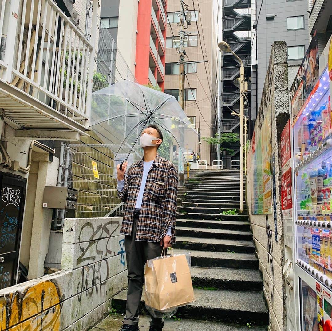 のインスタグラム：「2020.10.15.(木) ☂﻿ 渋谷スポンジは木曜日が定休日です ☂️ 今日は夫婦で @the_bake1121 さんに🍰 こちらはケーキも焼き菓子も 全部欲しくなる程めちゃめちゃ美味しい😋です  お休みの日はふたりで美味しいものを食べるのが楽しみのひとつです🤎 ☂️ ☂️ ☂️ ☂️  渋谷スポンジ10月ご予約可能枠が 埋まりました🙇‍♂️🙇‍♀️ 10月プレゼント中のオリジナルステッカー、 11月も(ちょっと違うver.で) プレゼント続行します❗ 🐕 11月のご予約もHPにて受付中です。  お早目にスケジュールをご確認の上 お願い致します。 🐕 🐕 🐕 🐕  #渋谷スポンジ  #美容鍼 #鍼灸 #マッサージ  #痩身 #ヘッドスパ #筋膜リリース 東京都渋谷区松濤1-28-6 麻生ビル2F☏‭0367127598‬ 🍄ご予約はHP又はお電話で ‭www.shibuya-sponge.com‬ ⇧⇧⇧✨HPリニューアル✨ . . 🐕✨1ヶ月以内リピート常時500円OFF❗ 🐕✨初回の方にプチギフト進呈🎁 . . . #美容鍼灸 #小顔 #美肌 #シミ #くすみ #ダイエット鍼 #腰痛 #肩こり #むくみ #乾燥肌 #肌荒れ  #たるみ #アンチエイジング  #リフトアップ #ツヤ肌 #毛穴 #偏頭痛  #眼精疲労 #骨盤調整 #姿勢改善 #猫背 #巻き肩 #thebake」
