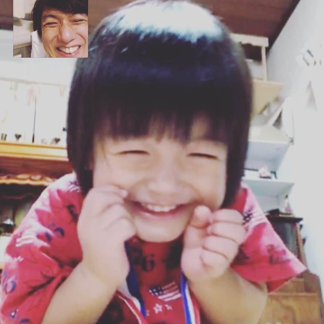 吉田ヒトシのインスタグラム：「昨日、保育園で園児だけの運動会がありました。 3歳の子が1位をとって金メダルをもらったそうで テレビ電話で見せてくれました。 すごく嬉しそうだったのでスクショしてしまいました。  1週間以上離れるのは初めてのことなので電話できる時はなるべくしてあげようと思います。 電話するたびにいつも言うのは 「パパのご飯あるよ。だから早く帰ってきて」 可愛いですね。  #吉田ヒトシ #金子祐生  #運動会 #四児のパパ #プライベート #金メダル」