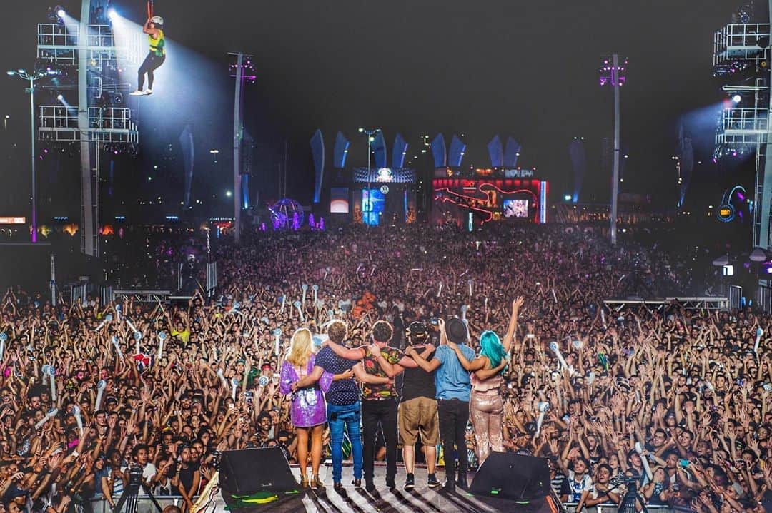 のインスタグラム：「Throwback to the biggest audience we ever played to in our lives. 100,000 people. Rock in Rio, Brazil - September 27th, 2015.    #tbt #sheppard #music #band #australianmusic #indie #rockinrio #geronimo #cominghome #pop #popmusic #brisbanemusic #saygeronimo #livemusic」
