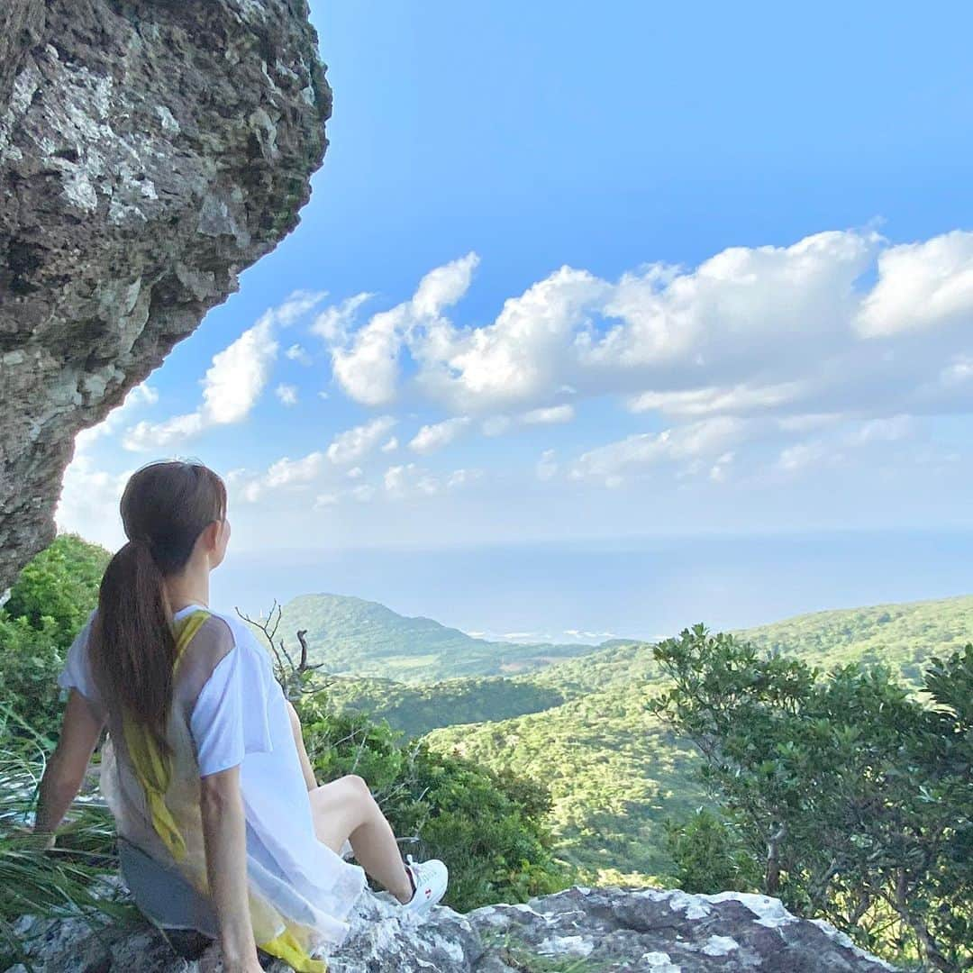 中谷あすみさんのインスタグラム写真 - (中谷あすみInstagram)「屋良部岳プチ登山⛰ 簡単に登れると思ってたから、ロープないと登れない位想像以上に過酷な道のりに毛虫だらけで辛かった😂 そして登ったのは良いけど足踏み外したら死ぬので完全のてっぺんでは撮影できませんでした！笑 本当はこの上に登らなきゃいけないのだけどこの撮影でさえ怖くて無理だったし高所恐怖症なりには頑張ったけどもう登りたくない。笑 でもね、山登りしたことないので見たことのない絶景でした😍  #屋良部岳#日本の絶景#絶景スポット#登山#石垣島#沖縄旅行#旅行好きな人と繋がりたい#高所恐怖症#tripgram」10月15日 17時36分 - asumi_naa