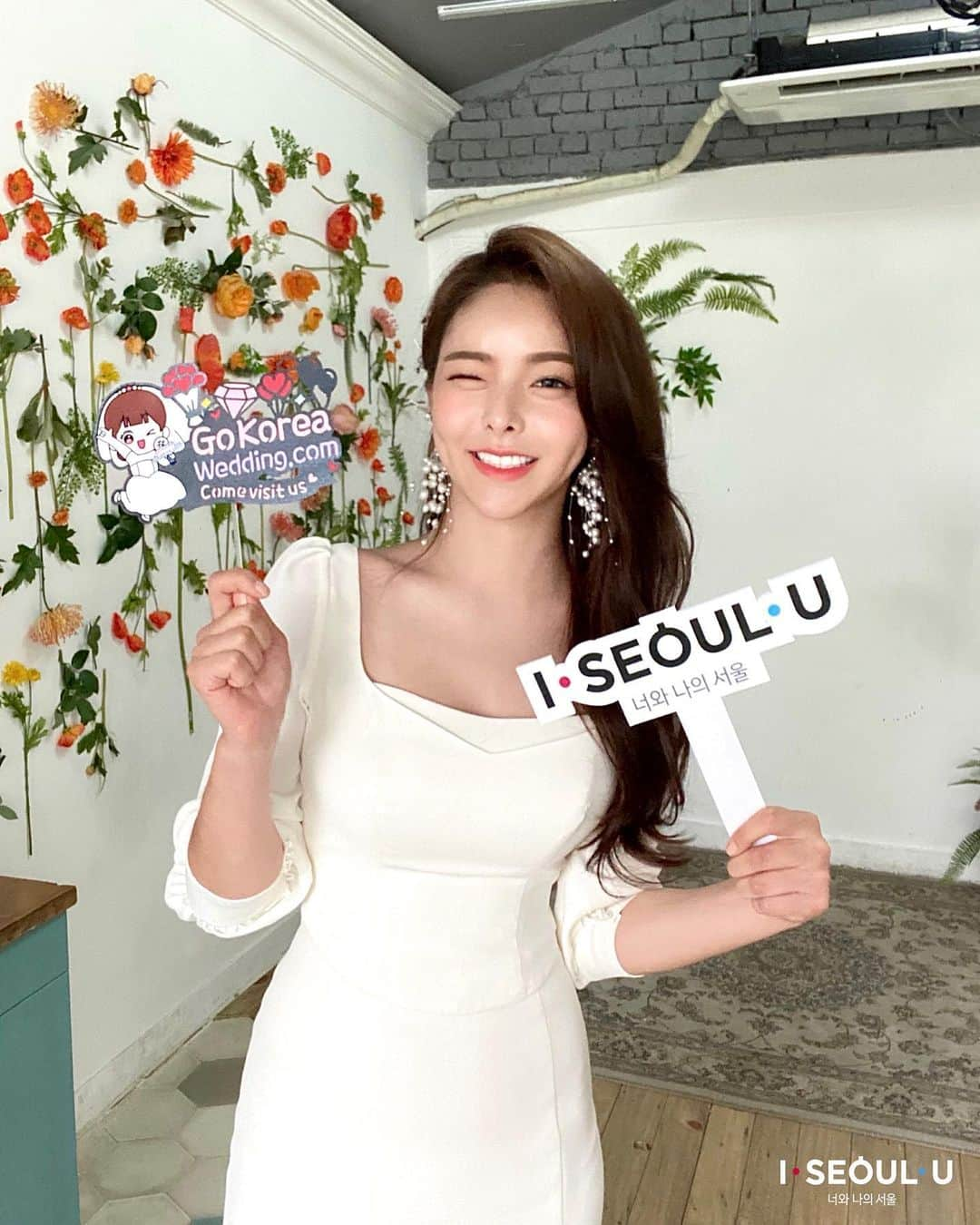 ダユンさんのインスタグラム写真 - (ダユンInstagram)「서울시의# ISEOULU 캠페인의 일환으로  @GOKOREAWEDDING 을통해 처음으로 웨딩촬영 👰🏻🤍 서울시의 아름다운 웨딩 문화를 해외에 알리기 위해  촬영해보았어요 👗 ❤  평소 내가 했던 화장과 다르게 많이 걷어내고  수수하게 신부 화장을 해주셔서 거울 보는 내내 어색했지만 다들 예쁘다고 해주셔서 넘 좋았음💓  예쁜 드레스 피팅해보니 결혼 하고 싶다는 생각이 스멀스멀 ..😖 나도 나중에 예쁜 드레스 입고! 신부 메이크업 받고! 행복한 결혼식 올려야지 히히🥰❤  #협찬#서울#seoul#IseoulU #gokoreawedding #서울웨딩#IWEDDINGU #visitseoul #Seoulwedding #kwedding #preweddingphoto」10月15日 17時41分 - 2__yun__2