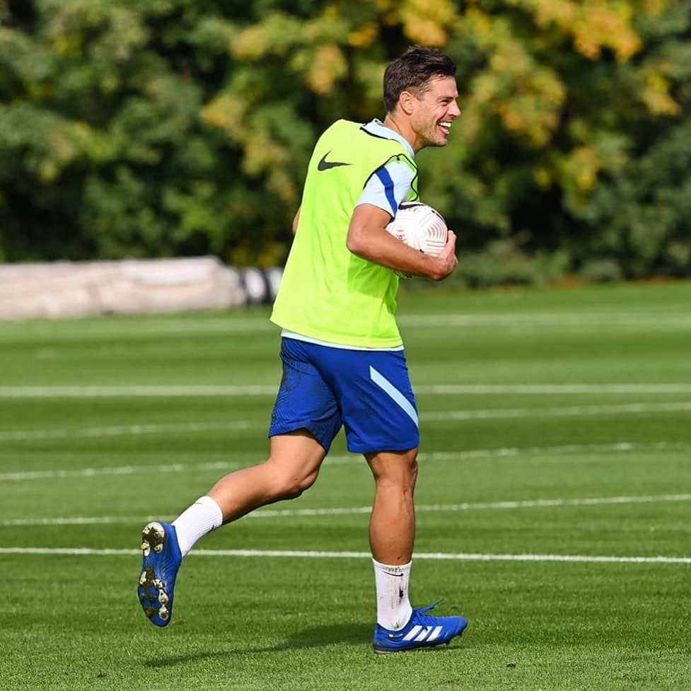 セサル・アスピリクエタのインスタグラム：「Good vibes & hard work 💪🏻😁⚽️ #CFC」