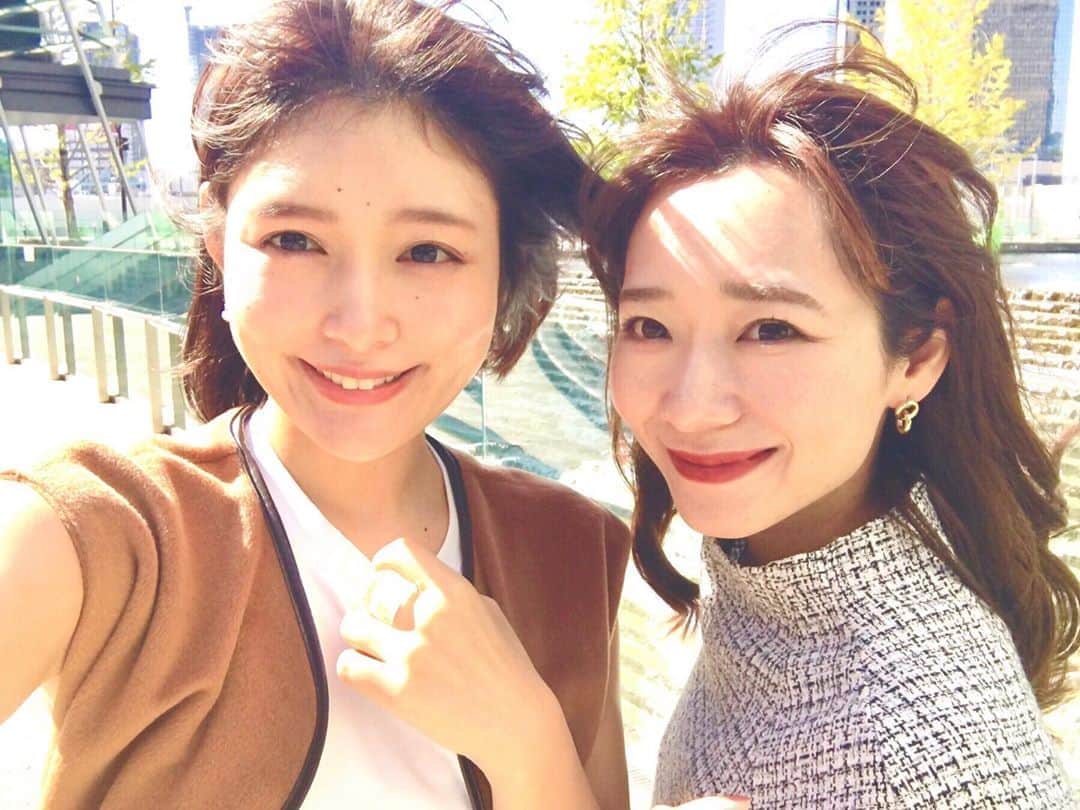 のインスタグラム：「▶︎2時間だけ時間があったので @ayaka.t2222 ちゃんとlunch をしてきました 🍽 : : : 今日も、可愛くてお美しかったなぁ☺️✨ : : #オーバカナル にしたのですが、予約していなくてテラス席は無理でした 、次回こそ✨ : : 初めて会った時から彩ちゃんは、 下手な私の話をゆっくり優しく聞いてくれるの ☺️💕 : : 私は緊張してなかなか目を合わせれなかったり。。。💓 : : でもまた一緒に行って欲しい☺️ : : そして、私は夕方からはカフェで お勉強しています ___ ✍🏻 : : 今日もお疲れ様でした 🌟 : : #グランフロント #大阪 #女子会 久々」