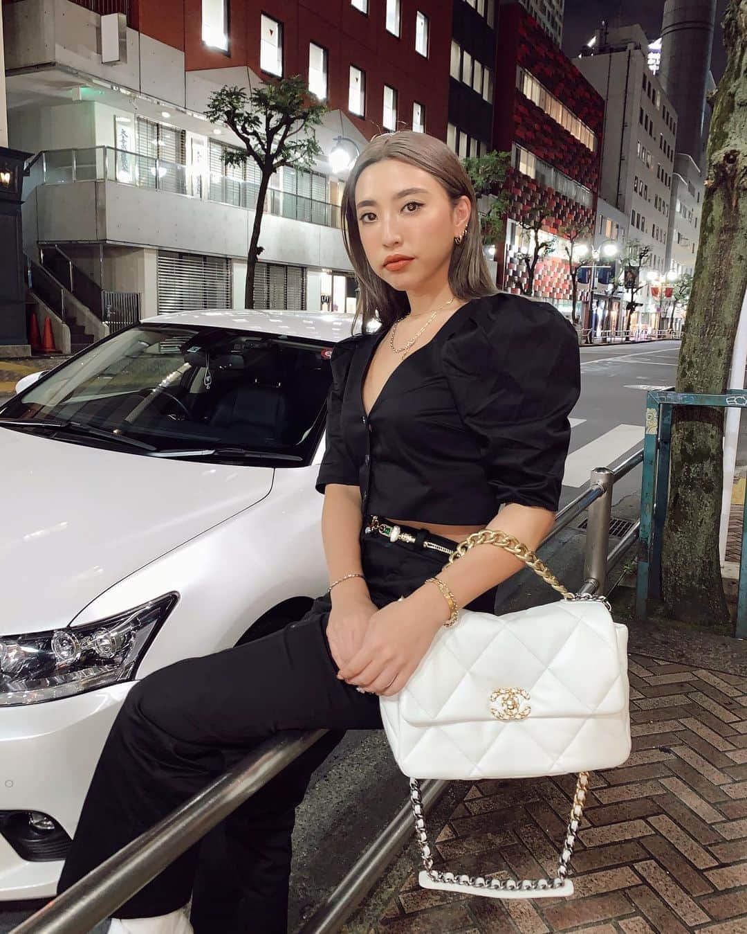 のインスタグラム：「My BF asked me if I was wearing the same clothes from yesterday ಠ_ಠ 彼に、また昨日と同じ服きたの？と言われた。笑全身違います😟wまたまた @revolve @songofstyle の、今日はセットアップ🖤車は来月納車なので私のバージンカーももうすぐお別れ🥺次の車は黒にした🖤擦ったら目立つかな😂もう免許とって1年半経ったよ😍 #revolveme」
