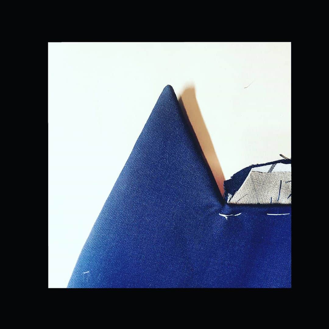 信國太志のインスタグラム：「ピークドラペル。 鰻は蒸さない派 襟先やポケットのフラップの角は丸めない派 珈琲は浅煎りエチオピア至上主義者。 あ、トンカツの衣はサクサクじゃない派です。 #peakedlapel  #bespoketailor」