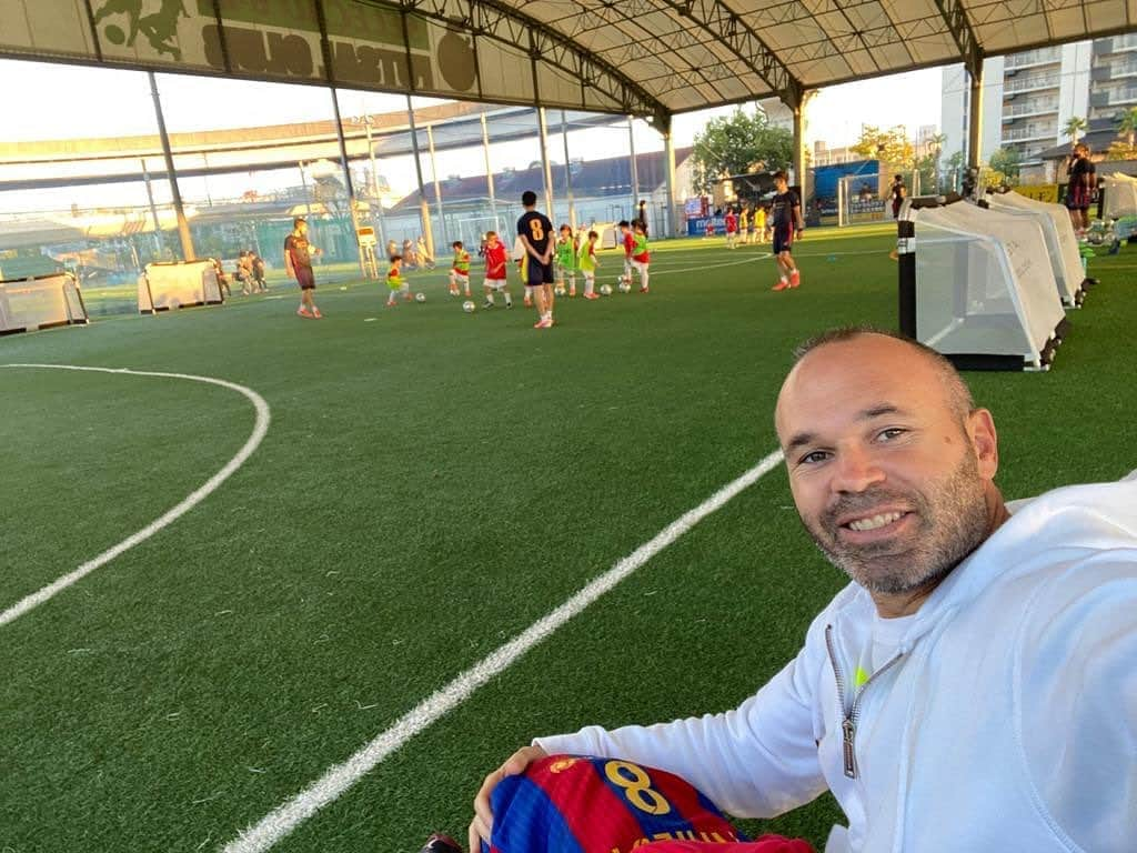 アンドレス・イニエスタさんのインスタグラム写真 - (アンドレス・イニエスタInstagram)「Tarde de fútbol en @iniestamethodology. Disfrutando de los peques!⚽️😍 PA!  イニエスタ メソドロジーで午後を過ごしました。子供たちと一緒に楽しみました!⚽😍パオロ・アンドレア」10月15日 17時47分 - andresiniesta8