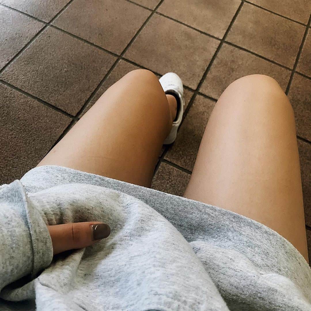 のインスタグラム：「なぁー😂😂 最近でかいトレーナーにハマりすぎてる🥺 でかいトレーナーとかニットおススメある？  ちなみに今日7時間撮影で疲れたぁー😭💦 みんなは何してました？！」
