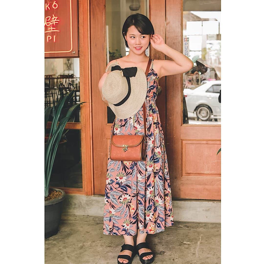 のインスタグラム：「旅行先ではいつもリゾートドレスで街を歩くよ。  #ふんわり写真部 #一眼勉強中 #一眼レフ#一眼#ミラーレス#ミラーレス一眼#ミラーレスカメラ #ゴープロ#ゴープロのある生活 #goproのある生活  #ほふく撮影隊  #広がり同盟 #奥行き同盟 #生活とフィルム #デジタルでフィルムを表現したい #お洒落さんとつながりたい #ふぉろーみー #一眼レフ #日本の絶景 #インスタ映え #フォトジェニック #カメラ初心者 #オールドレンズに恋をした #ファインダーは私のキャンバス #写真で伝えたい私の世界  #写真好きな人と繋がりたい  #カメラマンさんと繋がりたい」