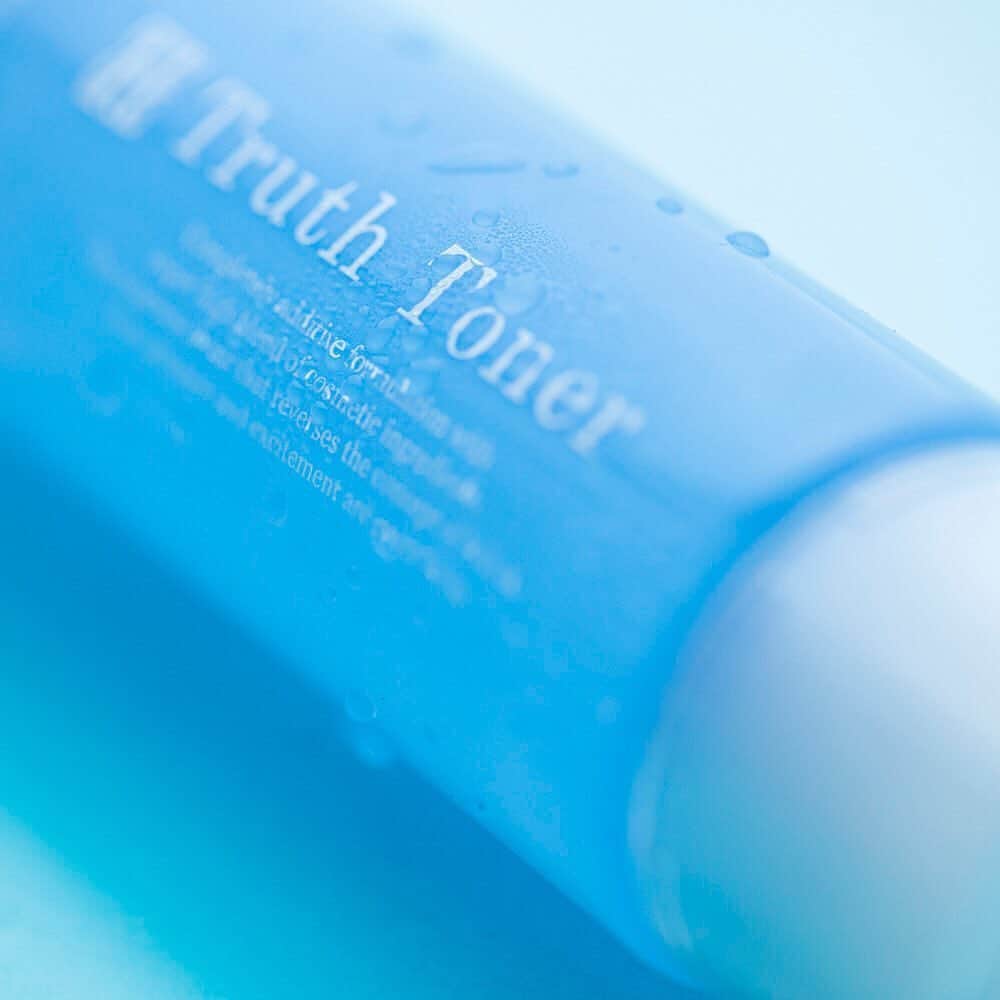 ピースオブシャイン株式会社のインスタグラム：「・ @daiiichiii.n ・ 【TRUTH TONER (化粧水)】 ・ トゥルーストナーは、化粧水でありながら界面活性剤を一切配合していません。 海洋性フルボ酸エキスや、10種の発酵エキス、アルゲエキス、アルジレリンなどを高配合し、ナノリポソームとの相乗効果で浸透力を高めています。 ・ トロミが少なくベタつかないのに、肌内部はシットリ潤っています。 オールシーズンに最適です。 他の化粧水との潤い方の違いを、是非ご実感されてみてください。 ニキビケアやニキビ跡ケアに効果的な、生薬の王様から抽出した有効成分。さらにはビタミンC誘導体もたっぷり配合しています。 もっちり透明美肌を作り上げる化粧水。 インナードライの方にもオススメです。 ・ ・ ①マリンミラクルエキス、【アルゲ(海藻)エキス】を濃密配合！ . ②純度100％ミネラルエキス、【海洋性フルボ酸エキス】を超濃密配合！ . ③厳選された10種の醗酵エキスから生まれた、peaceofshine独自成分 【DEEP10WREX】を配合！ . ④ダメージケア成分、スーパーオキシドジムスターゼ（SOD）配合！ . ⑤天然モズクより抽出した、【高品質フコイダン】を配合！ . ⑥塗るボトックス様作用成分、【アルジレリン】を濃密配合！ . ⑦ニキビ・ニキビ跡ケアへ効果的、甘草の根から抽出された【グリチルリチン酸2K】を高配合！ . ⑧浸透力・浸透率を高めるため、【ナノリポソーム】　＆　【PCA-Na】を配合！ . ⑨5種の希少な【純度100％セラミド　＆　ナノセラミド】　を配合！ . ⑩最上の美白成分として知られる、最強の【5種ビタミンC誘導体】を配合！ . ⑪透明感・肌トーン改善に優れたエキスを厳選し、【5種の生薬（漢方）エキス】を配合！ ・ ★20種類フリーの完全無添加処方 ・ ★安全性試験をすべてクリア ・ ★安全性と低刺激を確認しています。 ・ ●正直、初回は利益度外視しています。半額+送料無料の税抜1,850円と、圧倒的なコスパを実現しています。※初回限定定期キャンペーン。 ・ ・ ・ #化粧水#トゥルーストナー#肌荒れ対策#アンチエイジング#ペプチド#スキンケア#紫外線対策#自分史上最高#究極美肌#インナードライ#ピースオブシャイン#コスメ好きさんと繋がりたい#美容好きな人と繋がりたい#スキンケア好きさんと繋がりたい#ニキビケア#ニキビ跡ケア#美容マニア#よみがえる#発酵美容」