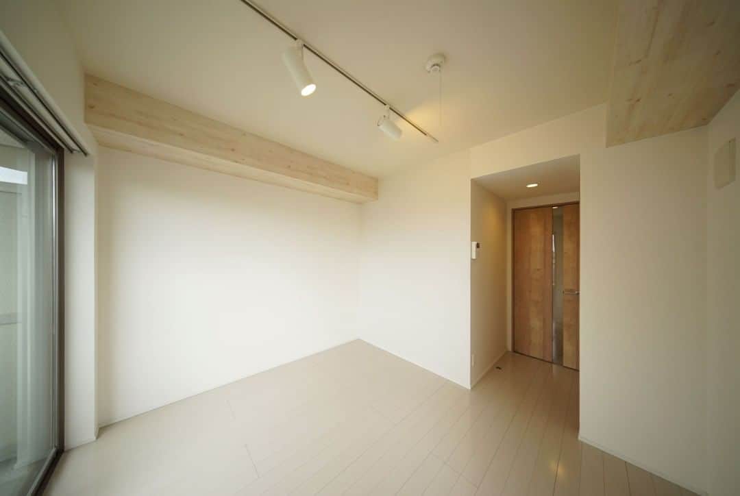 せたがやクラソンのインスタグラム：「『空気のおいしいお部屋 402』﻿ ﻿ ・京王井の頭線池ノ上駅 徒歩3分 ・9万円・20.96㎡・1K ___________________________________________________________________﻿  井の頭線 池ノ上駅北口を出たら家まではまっすぐ3分。 その間に意外といろんなお店があります。ミニスーパー、コンビニの他、個人の飲食店などがちらほら。 そして見えてくるのがブルーのタイルがかわいい今回の物件です。  お部屋はさっぱりナチュラルな雰囲気の6.2帖の1K。  天井の梁のところとか、ドア、収納扉、キッチンなどなど、いろんな風合いの素朴な感じの木が使われていて空気がおいしそうなお部屋です。 小さいながらバルコニーもちゃんとあって晴れた日にはお洗濯は外に干せるし、布団も干せるし。向こうのほうに下北沢にある本多劇場なんかも見えてけっこう見渡せます。  そうそう、下北沢も近いんですよね。駅までだとすこし歩きますが、下北エリアには家から5分もあれば到達できます。坂を下ればすぐ「ザ・スズナリ」という劇場のところに出れて、そこはもうザ・シモキタ。ちなみにそのあたりから三軒茶屋行きのバスも出てますよ。便利！  ▼この物件の詳細、﻿ そのほかのお部屋はプロフィールのリンクから﻿ @setagayakurasson﻿ ___________________________________________________________________﻿ ﻿ 「オンラインでお部屋探し」スタートしました！ ご相談お待ちしております。 ﻿ ﻿https://setagayakurasson.com/online _____________________________________________________________________﻿ ﻿ #せたがやクラソン #せたがやンソン #賃貸 #お部屋探し #オンラインお部屋探し #引っ越し #内見 #部屋 #ワンルーム #ひとり暮らし #ふたり暮らし #好きな街 #暮らしを楽しむ #キッチン #家具 #世田谷 #賃貸インテリア #リノベーション  #コンシェルジュ #世田谷のお部屋探し  #井の頭線 #下北沢  #下北  #暮らしを楽しむ #空気 #ナチュラル  #ブルー #池の上  #おいしい空気  #白い部屋」