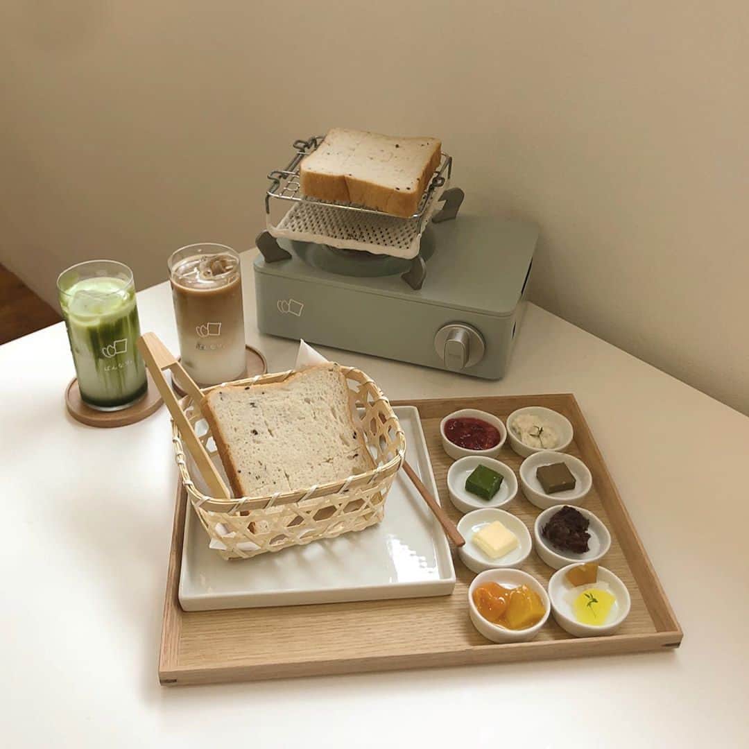 RiLiさんのインスタグラム写真 - (RiLiInstagram)「パン好きさん必見🥐🍞【ぱんなり。】✊⁣ ......⁣ 京都・東福寺に9月21日オープンしたばかり😳❕食パン専門店のカフェ【ぱんなり。】が話題なんだって🍞♡⁣ かわいいミニコンロで自分でパンを焼いて、好きな焼き具合で食べれるの！イチゴジャム🍓や、粒あん、ほうじ茶バター🧈など全8種類からトッピングを選べて、いろんな味が楽しめるのもうれしいポイント🙈💕⁣ 食パンの販売もしてるから、お家でも絶品のパンが楽しむのもおすすめ💯パン好きさんはレッツゴー✊⁣ ⁣ ❣❣❣❣❣⁣ サイトやSNSで掲載させていただくお写真募集中😘📸⁣ かわいいコーデやアイテム、注目スポットなどが撮れたら、ハッシュタグ→#rili_tokyo  を付けて投稿❗⁣ ．⁣ Special Thanks💋 Photo by⁣ @udon.__.fox⁣ @mm5._.6⁣ @misa2107073⁣ @__nnm09⁣ @misotaso⁣ @lovely_moon_v⁣ @__kariri.n⁣ @azu_pinkxx⁣ @non_ribbon⁣ .⁣ #ぱんなり#京都カフェ#京都旅行#パン#韓国風カフェ#トッピング#京都#京都観光#京都カフェ #RiLi  #おしゃれさんと繋がりたい #お洒落さんと繋がりたい #ファッション #패션스타그램 #ootd #outfit」10月15日 18時00分 - rili.tokyo