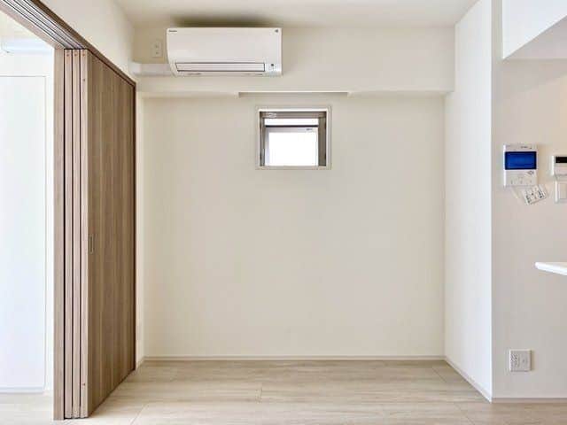 グッドルームさんのインスタグラム写真 - (グッドルームInstagram)「新たな暮らしを快適に。  東京 #新御徒町 1LDK 44.5㎡  ▼森の木陰でひと休み。  ----------------------  ＊ペット相談可のお部屋です＊  白と木目で構成された空間に、 南向きの窓から差し込む青空が魅力のお部屋。  LDKにはカウンターのある対面キッチンと、 シックな木目で構成されたテレビ台があります。  どちらも美しいデザインで、テレビ台からは 森の木陰に佇むベンチの様な雰囲気を感じます。  そして魅力の1つである、 青空の光を一身に浴びるバルコニー。  開放的な作りをしていて、 お洗濯や夜風に当たりながらの晩酌など、 いろんな楽しみ方ができちゃいますよ〜。  ＊360°ぐるっと見渡せるお部屋です＊  ※写真と文章は6階の同間取り別部屋のものです ・⁠ こちらの物件は実際に住めるお部屋です。詳細はストーリー、ハイライトにて！⁠ ・⁠ こだわりのお部屋探しは、@goodroom_jp から URLをチェック！⁣⁣⁣⁣⁣⁣⁣⁣⁣⠀⁣⠀⁠ ・⠀⁠ ※最新のお家賃につきましては、リンク先物件ページからご確認ください。⁠ ⁠・⁠ #goodroom #interiordesign #decoration #myhome #homedesign #interiordecor #urbanlife #apartment #tokyo #新御徒町 #東京賃貸 #生活 #お部屋探し #日々の暮らし #引っ越し #賃貸 #丁寧な暮らし #暮らしを整える #お洒落な暮らし #理想の空間 #間取り図 #シンプルな暮らし #2人暮らし #二人暮らし #1LDK #1LDK賃貸 #ペット可 #新築 #ナチュラル」10月15日 18時00分 - goodroom_jp
