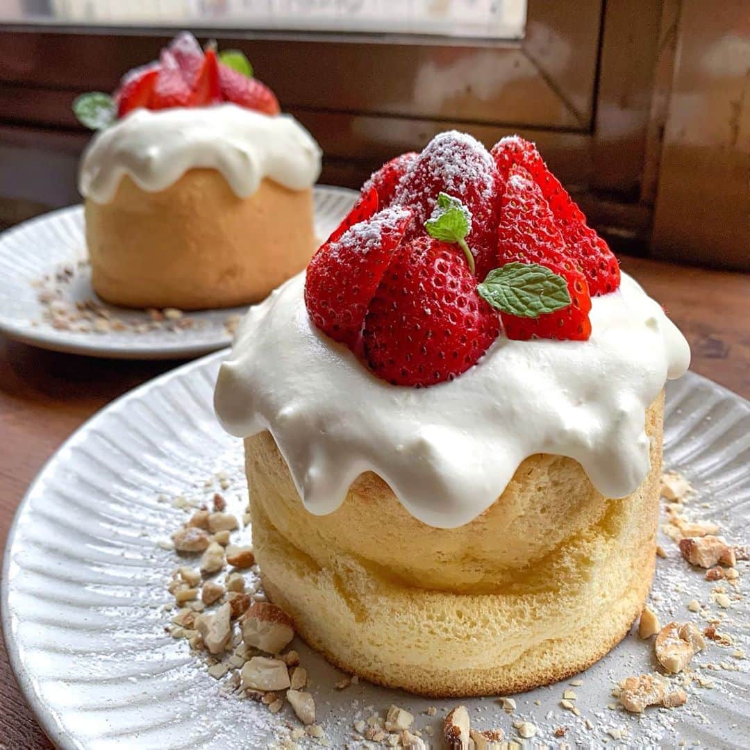 のインスタグラム：「﻿ ﻿ ◆お一人さまシフォンケーキ　1,400円(税別)﻿ ﻿ ﻿ 新宿三丁目にあるBreath cafe(旧salo cafe)で﻿ お一人様サイズのホールシフォンケーキをいただきました。﻿ プレゼント企画があるので最後まで読んでね🙋‍♀️﻿ ﻿ しっとりむちむち食感のシフォンケーキに﻿ 生クリームとフレッシュいちごがたっぷり。﻿ サイズは大きいけど甘さ控えめなので、さっぱりといただけます♩﻿ 底のしっかり焼けたところが最高においしかった♡﻿ ﻿ ﻿ \ お一人様シフォンケーキプレゼント企画 /﻿ ﻿ ■応募方法﻿ ① @ayumax666 をフォロー﻿ ② この投稿にいいねをして完了﻿ ※リポストorストーリーズでシェアしてもらえると当選確率が上がります🙌🏻﻿ ﻿ ■応募期間﻿ 2020年10月15日（木）～2020年10月25日（日）﻿ ﻿ ■当選内容﻿ おひとり様シフォンケーキ＆ドリンクセット(1名分)を抽選で1名様にプレゼントします。当選された方には、お店で使えるギフト券の専用URLをお送りします☺️﻿ ﻿ ﻿ ﻿ ﻿ 提供期間: 通年・14:00〜の提供﻿ 提供店舗: Breath cafe(旧salo cafe)(新宿三丁目駅 徒歩3分)﻿ 〒160-0022 東京都新宿区新宿３丁目９−４ 増蔵ビル 3F﻿ ﻿ ﻿ ﻿ #Breathcafe#ブレスカフェ#salocafe#いちご#いちごスイーツ#いいね返し#カフェ好きな人と繋がりたい#スイーツ#デザート#東京カフェ#tokyocafe#tokyofoodie#新宿カフェ#新宿グルメ#新宿ランチ#shinjuku#新宿#新宿三丁目#お一人様シフォンケーキ#ギフトゥユー#PR」