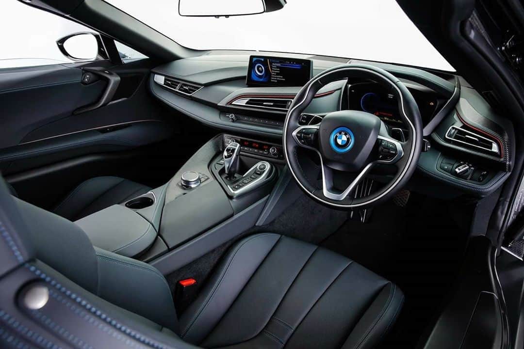 BMW Thailandさんのインスタグラム写真 - (BMW ThailandInstagram)「รถสปอร์ตเปิดประทุนแห่งอนาคต BMW i8 Roadster สง่างามด้วยประตูแบบปีกนก เปิดกางขึ้นไปด้านบน มีการตกแต่งดีไซน์ภายในสะท้อนความมีมิติได้อย่างโดดเด่น เพิ่มความล้ำสมัยตลอดทั่วทั้งห้องโดยสาร  ลงทะเบียนเพื่อรับข้อเสนอพิเศษ : https://bit.ly/2YfXREm  Exterior: E-Copper with highlight Frozen Grey metallic Interior: Full Leather 'Spheric' perforated Amido  Engine: 1,499cc / 231hp, 320Nm / TwinPower Turbo 3-cylinder petrol engine Transmission: 6-speed Steptronic 0-100 km/h: 4.6 s  Details:  - 20" BMW i light alloy wheels W-spoke style - Interior trim finishers DryCarbon - Driving Assistant - BMW Head-up display - BMW Laserlight - BMW Display Key  More information - BMW Contact Center : 1397 - Line : @BMWLeasing : https://lin.ee/e8LSXa4 และรุ่นอื่น ๆ ที่น่าสนใจ M4/M4 CS/M5/i3s/i8  #BMWTH #BMWi #THEi8」10月15日 17時53分 - bmwthailand