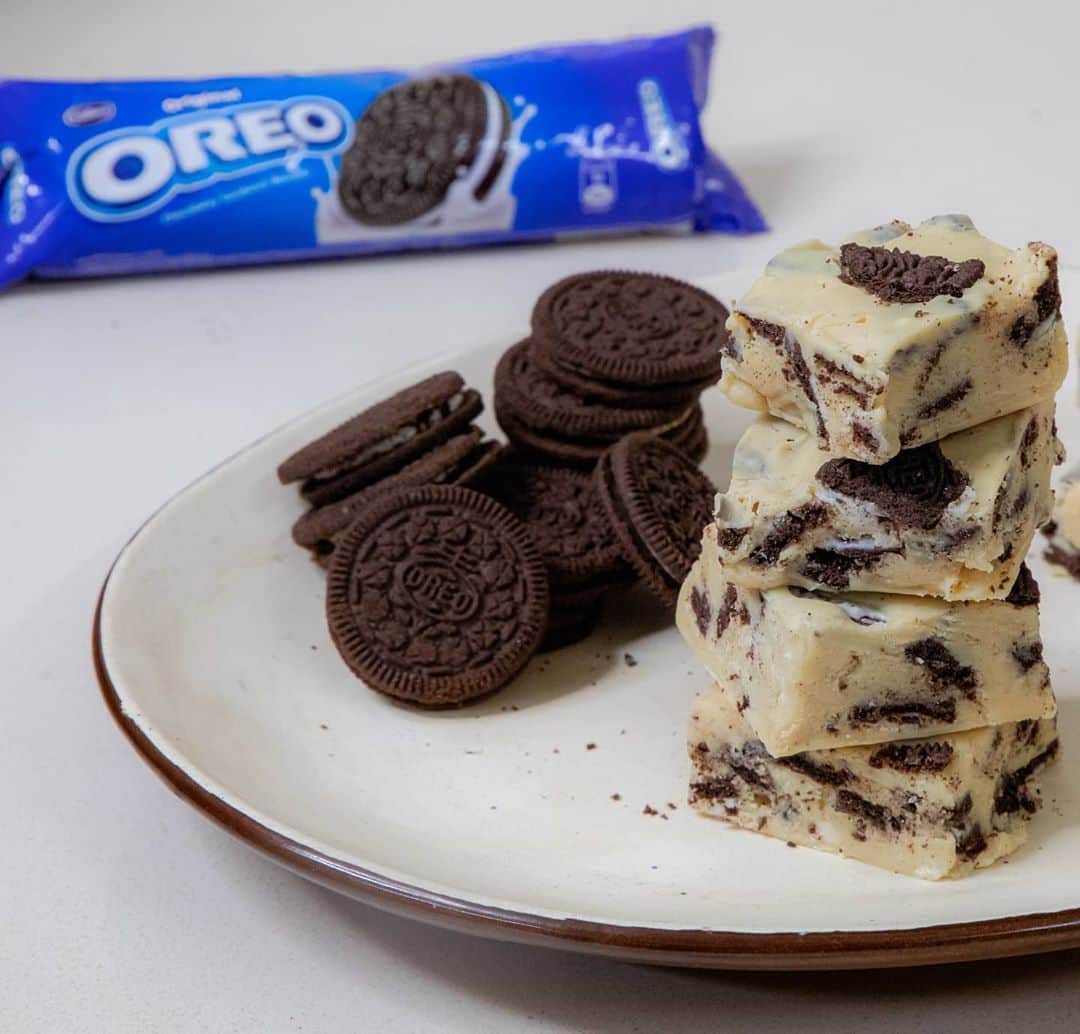 Karan Duaさんのインスタグラム写真 - (Karan DuaInstagram)「Here’s the best kind of fudge, the Oreo Fudge! 😋  Get going and share your Oreo Recipe to enter the delightful OreoReciPic Challenge and stand a chance to win* ₹1 Lakh 1. Click a picture of your best Oreo dish 2. Share it on Facebook/Instagram using #OreoReciPic 3. Tag and follow @Oreo.India Instagram page 4. Stand a chance to win* ₹1 Lakh or a year’s supply of Oreo! Winning dishes will be recreated by Pooja Dhingra and Rohan Joshi - using just your picture! What are you waiting for? Add your creative twist to your Oreo dish and share your entry before the contest ends on 28th oct *T&C apply. Stand a chance to win ₹1 Lakh. For more visit: https://bit.ly/OreoReciPicTnC #Oreo #ContestAlert #RecipeContest #Contestgram #Contestgiveaway #Competition #Participate #India  Sharing my little recipe with you!  Ingredients: Oreo biscuits full pack 14 pcs  Condensed milk 1 tin  White chocolate 400gms   Process:  Chop oreo vanilla biscuits in six parts each.  Put the white chocolate in a heatproof bowl on double boiler and melt your chocolate then pour in the condensed milk or microwave on full power for 30 seconds. Remove and stir, heating for 20-second bursts at a time, until all the chocolate has melted and the mixture is thick and smooth.  Spread 90% crushed Oreos over the mixture and mix.  Grease a cake tin and layer it with butter paper and pour over the ready batter.  Arrange the remaining Oreos on top and press them down with your fingertips. Smooth the surface of the fudge using a knife.   Place the tray in the fridge for 4 to 5 hours to set. Use a sharp knife to cut the fudge into bite-sized pieces before serving.  Tasty treats all the way! Go create your recipe and share it with me. 😋😋」10月15日 17時53分 - dilsefoodie
