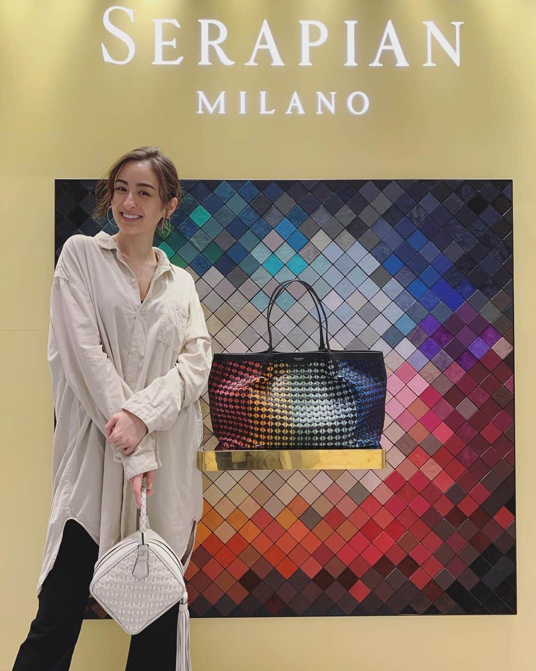 オードリー亜谷香のインスタグラム：「Every single @serapianmilano bag is made with such beautifully crafted leather. The display behind me showcases their variety of premium leathers in every color you can imagine. 今日10/15～10/28までGinza Six2FにPOP-UPストアがオープンしています！@serapianmilano  #serapianmilano」
