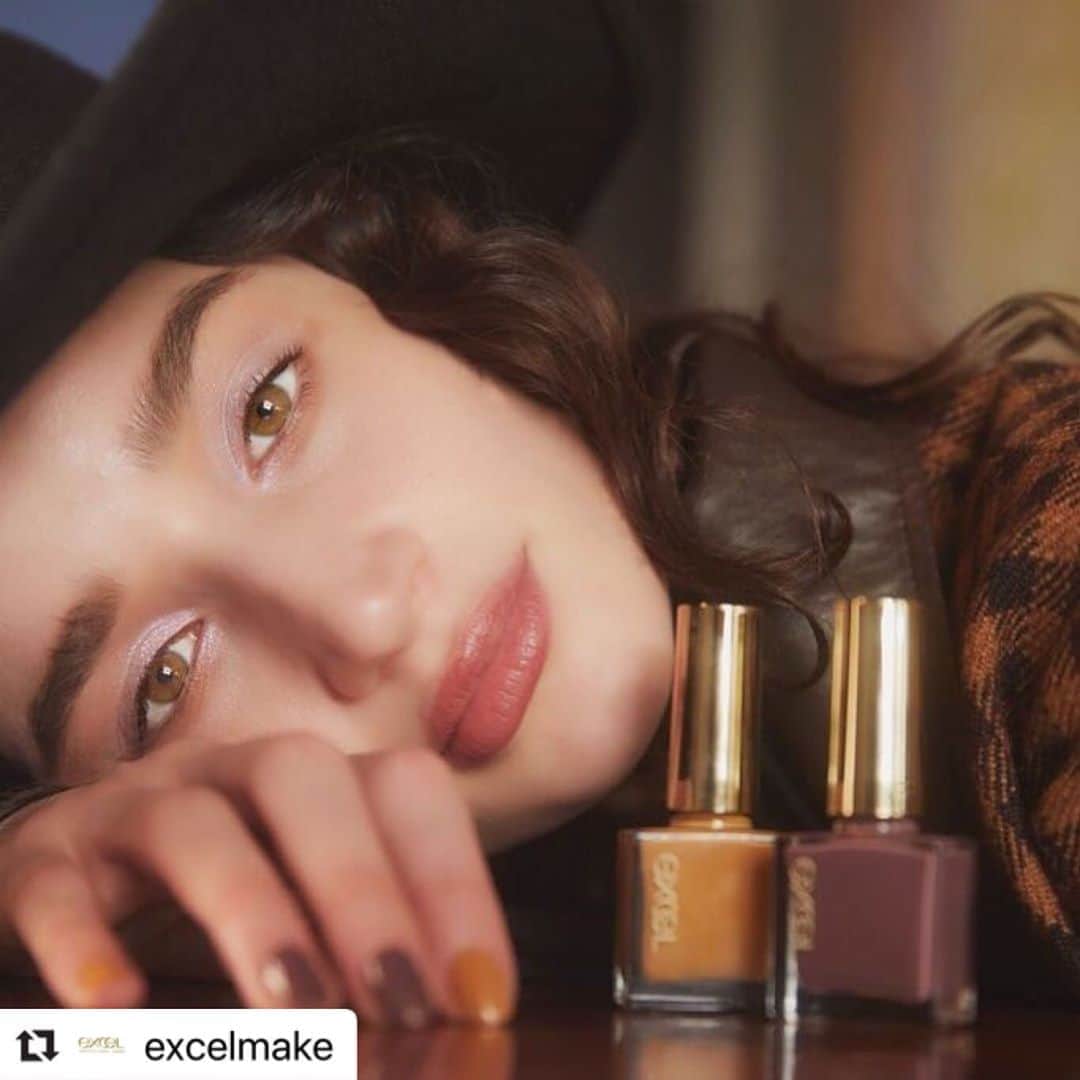 のインスタグラム：「. JULIA FAJARDOが excelのキービジュアルに起用されました！ ◆excel @excelmake Model: #JULIAFAJARDO @juliafjardo  ． #エクセル  #エクセルメイク #モデル #モデル事務所 #サトルジャパン #excel  #excelmake #model  #modelagency #satorujapan #beauty #woman . #Repost @excelmake with @make_repost ・・・ . . モデル使用色💅🏻 ＜NAIL＞ ネイルポリッシュ　Ｎ　ＮＬ18 ネイルポリッシュ　Ｎ　ＮＬ19 . ＜BASE＞ スキンティント　セラム　ＳＴ02 . ＜EYEBROW＞ スタイリング　パウダーアイブロウ　ＳＥ02 . ＜EYE＞ アイプランナー　S  04（10/20発売） ロング＆カラード　ラッシュ　ＬＣ01 . ＜CHEEK＞ オーラティック　ブラッシュ　ＡＢ05 . ＜LIP＞ グレイズバームリップ　ＧＢ08 . .  #excel #エクセル #excelmake #エクセルメイク  #エクセルネイル #エクセルネイルポリッシュ  #ネイル #新作コスメ #秋コスメ #秋冬コスメ #2020秋 #秋ネイル#ジンジャースパイス #オールドブック」