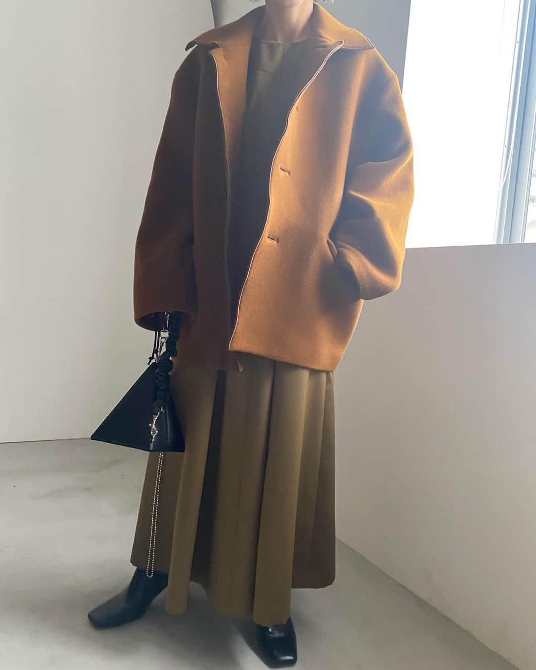 黒石奈央子さんのインスタグラム写真 - (黒石奈央子Instagram)「アメリふく。  . . .  BI COLOR OVER MIDI COAT ¥32000 10/16 . . こちらは国内製のサステナコートでウールなんだけど羊たちに優しい毛の刈り方で作っております。 カラーがめちゃくちゃ綺麗なのだ！  @ameri_shinjuku @amerivintage @ameri_daikanyama @ameri.shinsaibashi #ameri#amerivintage #fashion #vintagefashion #coordinate#ootd#outfit#osanposnap #705_outfit #大人ファッション #大人コーディネート #大人スタイル #modestyle #modefashion#modecasual」10月15日 17時57分 - blackstone705