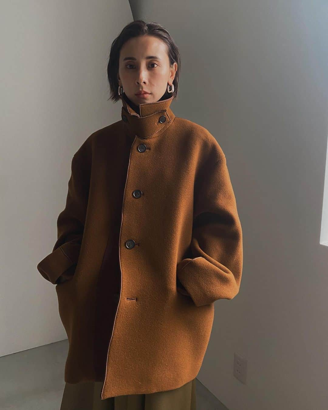 黒石奈央子さんのインスタグラム写真 - (黒石奈央子Instagram)「アメリふく。  . . .  BI COLOR OVER MIDI COAT ¥32000 10/16 . . こちらは国内製のサステナコートでウールなんだけど羊たちに優しい毛の刈り方で作っております。 カラーがめちゃくちゃ綺麗なのだ！  @ameri_shinjuku @amerivintage @ameri_daikanyama @ameri.shinsaibashi #ameri#amerivintage #fashion #vintagefashion #coordinate#ootd#outfit#osanposnap #705_outfit #大人ファッション #大人コーディネート #大人スタイル #modestyle #modefashion#modecasual」10月15日 17時57分 - blackstone705