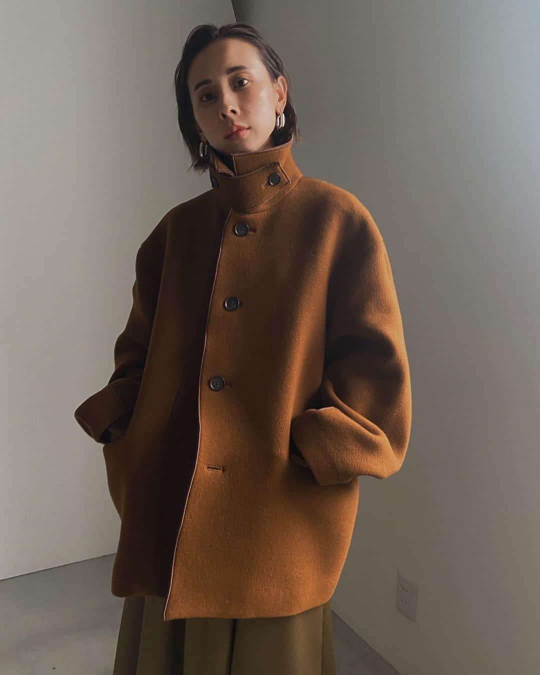 黒石奈央子さんのインスタグラム写真 - (黒石奈央子Instagram)「アメリふく。  . . .  BI COLOR OVER MIDI COAT ¥32000 10/16 . . こちらは国内製のサステナコートでウールなんだけど羊たちに優しい毛の刈り方で作っております。 カラーがめちゃくちゃ綺麗なのだ！  @ameri_shinjuku @amerivintage @ameri_daikanyama @ameri.shinsaibashi #ameri#amerivintage #fashion #vintagefashion #coordinate#ootd#outfit#osanposnap #705_outfit #大人ファッション #大人コーディネート #大人スタイル #modestyle #modefashion#modecasual」10月15日 17時57分 - blackstone705