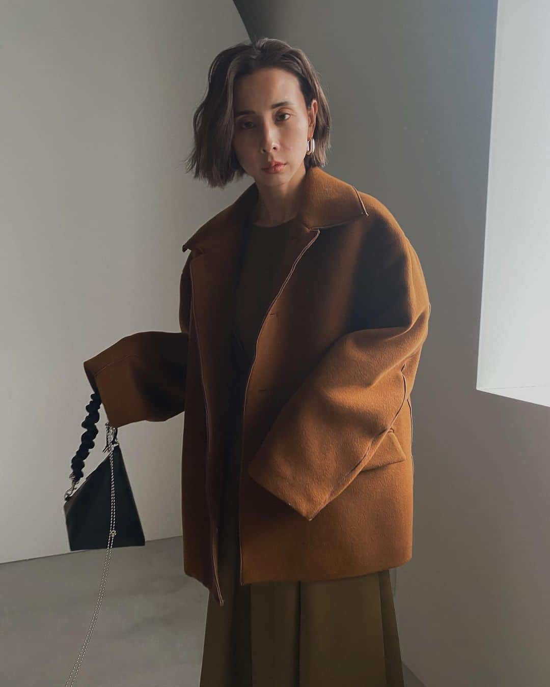 黒石奈央子さんのインスタグラム写真 - (黒石奈央子Instagram)「アメリふく。  . . .  BI COLOR OVER MIDI COAT ¥32000 10/16 . . こちらは国内製のサステナコートでウールなんだけど羊たちに優しい毛の刈り方で作っております。 カラーがめちゃくちゃ綺麗なのだ！  @ameri_shinjuku @amerivintage @ameri_daikanyama @ameri.shinsaibashi #ameri#amerivintage #fashion #vintagefashion #coordinate#ootd#outfit#osanposnap #705_outfit #大人ファッション #大人コーディネート #大人スタイル #modestyle #modefashion#modecasual」10月15日 17時57分 - blackstone705