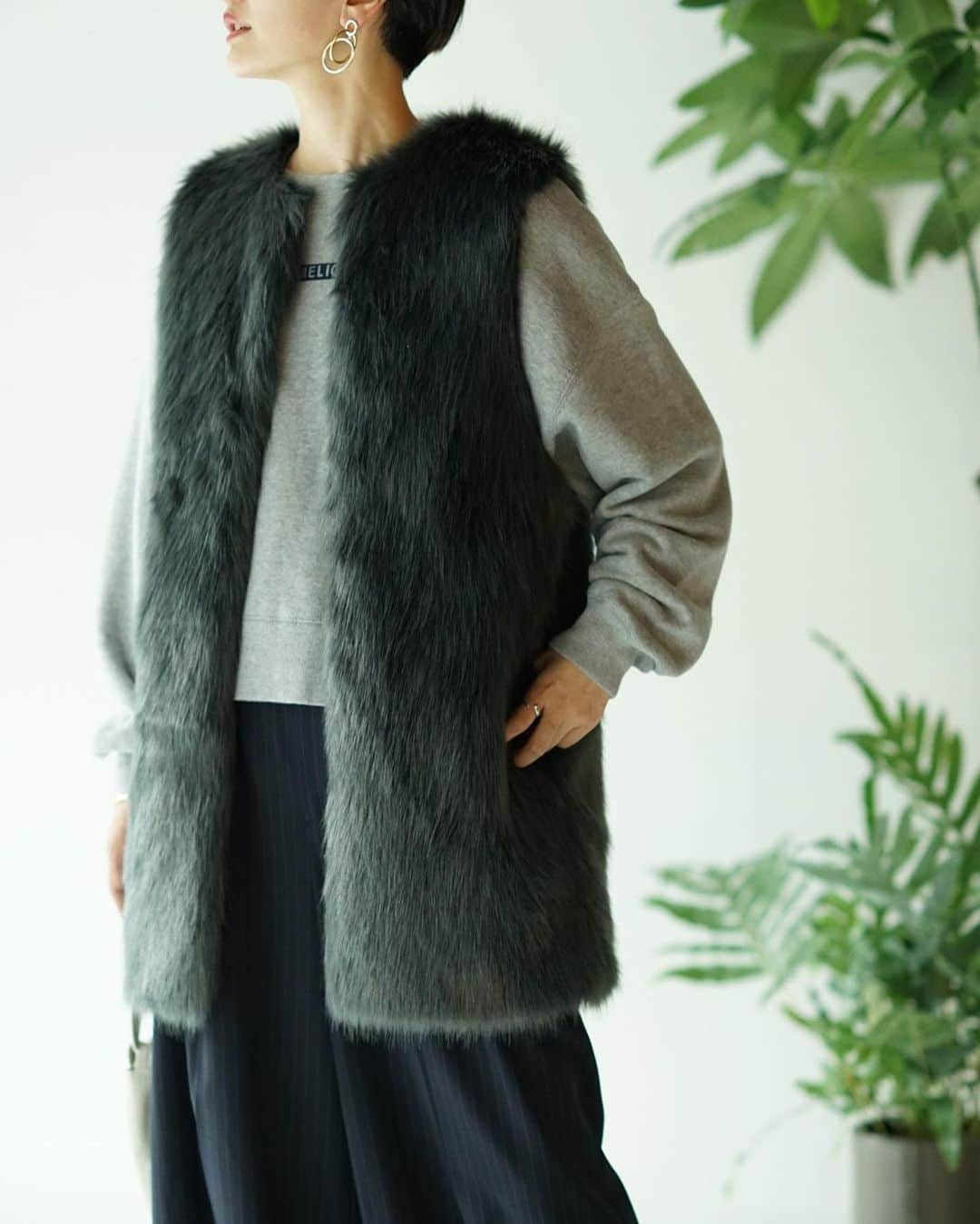 JOURNAL STANDARDさんのインスタグラム写真 - (JOURNAL STANDARDInstagram)「#winter #layered﻿ #newarrival﻿ ﻿ 厳選！3アイテムを使って即着映え!﻿ 人気スタッフが着こなす、﻿ 冬の着こなしベストバランスをご紹介‼︎﻿ ﻿ ✔︎ Eco fur vest﻿ ¥15,000+tax no.20011400904030﻿ ﻿ 温かみのあるフェイクファーを使用したベストは、今年のマストバイ。﻿ ファーの素材感を活かしたミニマルなシルエットは、幅広いスタイリングにマッチ。﻿ ﻿ press : fujiwara / 163cm﻿ @fujiwara_shoko_ ﻿ ﻿ ﻿ Style01.﻿ ✔︎ SWEAT SHIRT 「MELIORA」﻿ ¥13,200+tax no.20070400806030﻿ ﻿ ✔︎ Worsted wool wide pants﻿ ¥16,000+tax no.20030400705030﻿ ﻿ ✔︎ 【CULTIVATE】STRAP KINCHAKU﻿ ¥17,000+tax no.20092410007230﻿ ﻿ ✔︎ 【CONVERS】 ALL STAR J HI﻿ ¥12,000+tax no.20093410007930﻿ @converse_jp﻿ ﻿ いま時期の着こなしにさっと羽織るだけで、﻿ 洒落感もUP‼︎﻿ ﻿ 　﻿ おうちでも外でも、自分らしくお洒落を楽しみましょ！ ﻿ ﻿ ----------------------------------------------------﻿ ﻿ 【Follow Me !!!】﻿ JOURNAL STANDARD 一部店舗にてオフィシャルinstagram 日々更新中‼︎﻿ ﻿ ----------------------------------------------------﻿ ﻿ ﻿ @baycrews﻿ #baycrews﻿ #ladies﻿ #fashion﻿ #standard﻿ #style﻿ #2020autumn﻿ #newarrivals﻿ #ootd ﻿ #journalstandard﻿ #ベイクルーズ﻿ #basic」10月15日 17時58分 - journalstandard.jp