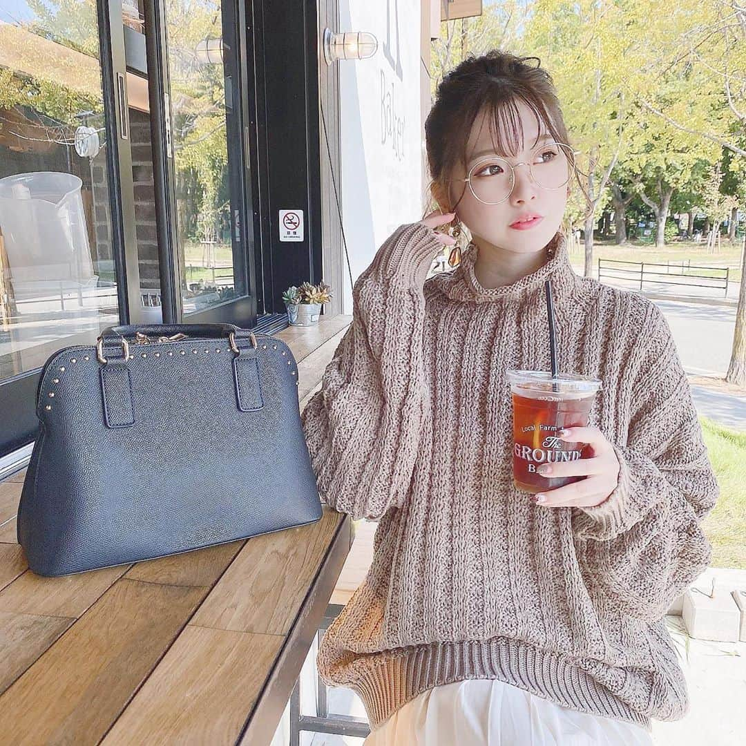 伊藤りかさんのインスタグラム写真 - (伊藤りかInstagram)「． ゆるゆるニット可愛い🧶 透かし編みになってるから これだけで、いい感じにこなれ感が出た◌ (メガネやピアスをつけるとより雰囲気が出やすいよ) * フレアスカートに合わせたけど シンプルに黒パンとかでも絶対可愛いよね⸝⋆ * お尻ぐらいまであるから体型カバーも◎ @fifth_store で見つけた #ボトルネック透かし編みボリュームニット * カバンは、 @editsheen_store で見つけた〜！ ショルダーにもなるから抱っこもしやすかったよ👶🏻 綺麗めやから打ち合わせにも持っていけそう。♡ * ５０パーセントオフ出てたのでこの機会に是非🌼 * #男の子ママ #男の子ベビー #おとこのこママ #ママコーデ #ママファッション #ママライフ #フィフス #秋コーデ #ニットコーデ #エディットシーン #赤ちゃん #赤ちゃんのいる暮らし #バッグ #ニット #きょコ #今日のコーデ #プチプラコーデ #お団子ヘア #スカートコーデ #ゆるゆるコーデ #ニットトップス #ラウンドスタッズハンドバッグ #お団子アレンジ #fifth #fifthtl #EditSheen #BAG #伊藤りか #snsクリエイター」10月15日 17時59分 - rrrika.i