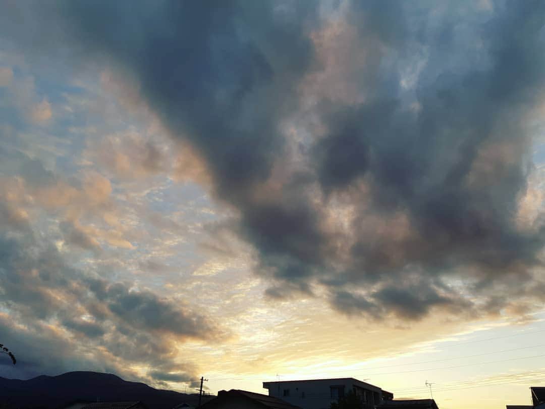 のインスタグラム：「大きな空。」