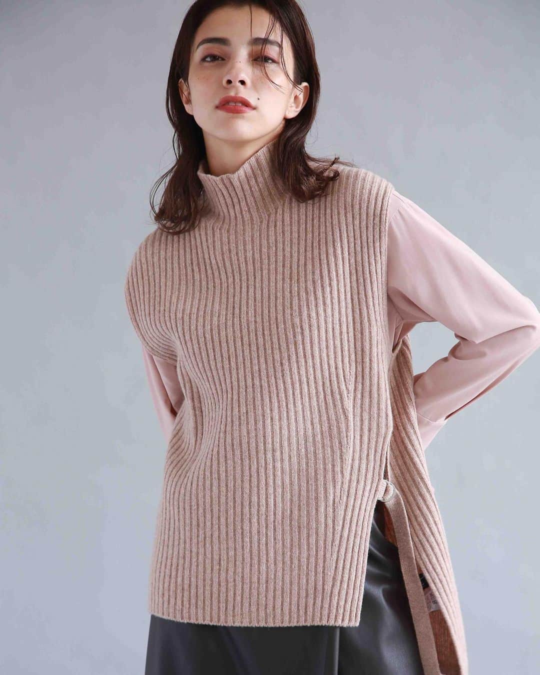 cdec_official Aesthetic Senseのインスタグラム：「. 2020 WINTER New ARRIVAL . . ニットベストとシャツを同系色のスモーキーピンクですっきりまとめ、ボトムスは、フェイクレザーのスカートでエッジを効かせたモードで旬なコーディネート。 . . .  #クードシャンス #2020秋冬 #WINTER #冬コーデ  #WINTERFASHON #トレンド #華やかコーデ　#カジュアルコーデ  #細見え #着回しコーデ  #着回し #大人カジュアル #休日コーデ #ファッション  #大人コーデ  #大人コーディネート #今日のコーデ #今日のコーディネート #お洒落さんと繋がりたい #お洒落さんとつながりたい #ファッション好きな人と繋がりたい #大人女子 #大人女子コーデ #リモートワーク#おしゃれコーデ#リラックスコーデ#モード系 #ニットベスト」