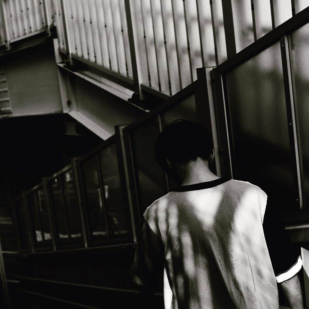 渋谷すばる（公式）さんのインスタグラム写真 - (渋谷すばる（公式）Instagram)「伝える  氣志團万博、大阪GENKi PARK、初体験の２つのフェスに呼んで頂き、とても貴重な経験をさせて頂きました。  お声がけ頂いた時、こんな状況下なので少し考えました。 自分にできる事はあるのか、あるとしたら何だろうか、色々考えたけど、 どちらのフェスも、それをやろうとしている人達の思いに、自分の心が反応したから、自分なりの思いを表現させて頂きました。  自分に何ができるのか。 はっきりとした答えみたいなものは特になかったけども、とにかく自分自身をいつも通り命がけで表現する事、正々堂々と胸張って恥をかく事。 それぐらいしか自分にはできないから、それでいいと思ったし、本当の意味で、真摯に向き合っているのなら、人の心が人に伝わらない訳がないと思った。  昔も今も、そういう根っこの思いは変わらないし、僕みたいな人間が、  ＂誰か＂の＂何か＂になれるのであれば、精一杯自分なりの思いを伝えたいと思いました。  無観客だった氣志團万博、久しぶりに目の前のお客さんとライブができた大阪GENKi PARK、  やり方、伝え方、表現方法など、どんなものであっても、やるのは人間で、それを受け取るのも人間。 人から人へ何かを伝えるのに、形なんてあまり関係ないんじゃないかなと思った。  ただし、人が沢山集まる場合は、一人一人が責任を持って、それぞれがやるべき事、守るべき事、もの、をしっかりとやる。という事は大前提の上で。  表現している側の人間が、どんな形で、どんな場所にいようと、心の根っこがブレないならば、目に見えないものはそのまま産地直送で届けられると、再確認できました。  改めて、氣志團万博、大阪GENKi PARK、出させて頂けて、観て頂けて幸せでした。  ありがとうございました。  そして、これまた初の試みですが、 今度は自分発信でライブをお届けします。  「渋谷すばる Special Studio Session」 と題して、  渋谷すばるYouTube公式チャンネルにて、  《10月21日(水) 20:00〜》です。  一人でも多くの方にお伝えできればと思い、 完全無料生放送ですので、興味があったら気軽に覗いてみてください。  だらだらと長文を書いてしまいましたが、最後まで読んで頂きありがとうございました。  #氣志團万博 #大阪genkipark  #渋谷すばる #ニューアルバム #NEED #11月11日リリース」10月15日 18時09分 - subaru.shibutani.official