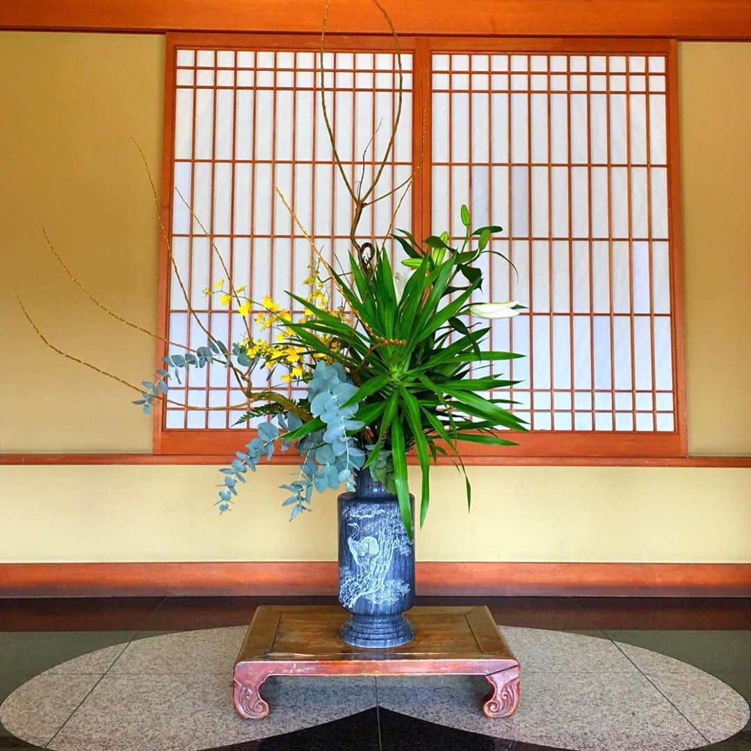 Rediscover Fukushimaさんのインスタグラム写真 - (Rediscover FukushimaInstagram)「Have you ever stayed at a Japanese onsen hotel, or Ryokan?   The level of hospitality that is present at a Ryokan is unique, in Japanese there is a word for this hospitality: Omotenashi　（おもてなし）.   Omotenashi is honest service, not only focusing on delivering an excellent product, but also on making sure that the delivery is excellent as well. This is displayed through a symphony of many delicate and deliberate efforts that come together to create an unforgettable experience for guests.   #onsen #hotsprings #ryokan #relaxing #fukushimagram #japan #japantravel #travelphotography #trip #omotenashi #Eirakuen #BandaiAtami #hotel」10月15日 18時01分 - rediscoverfukushima