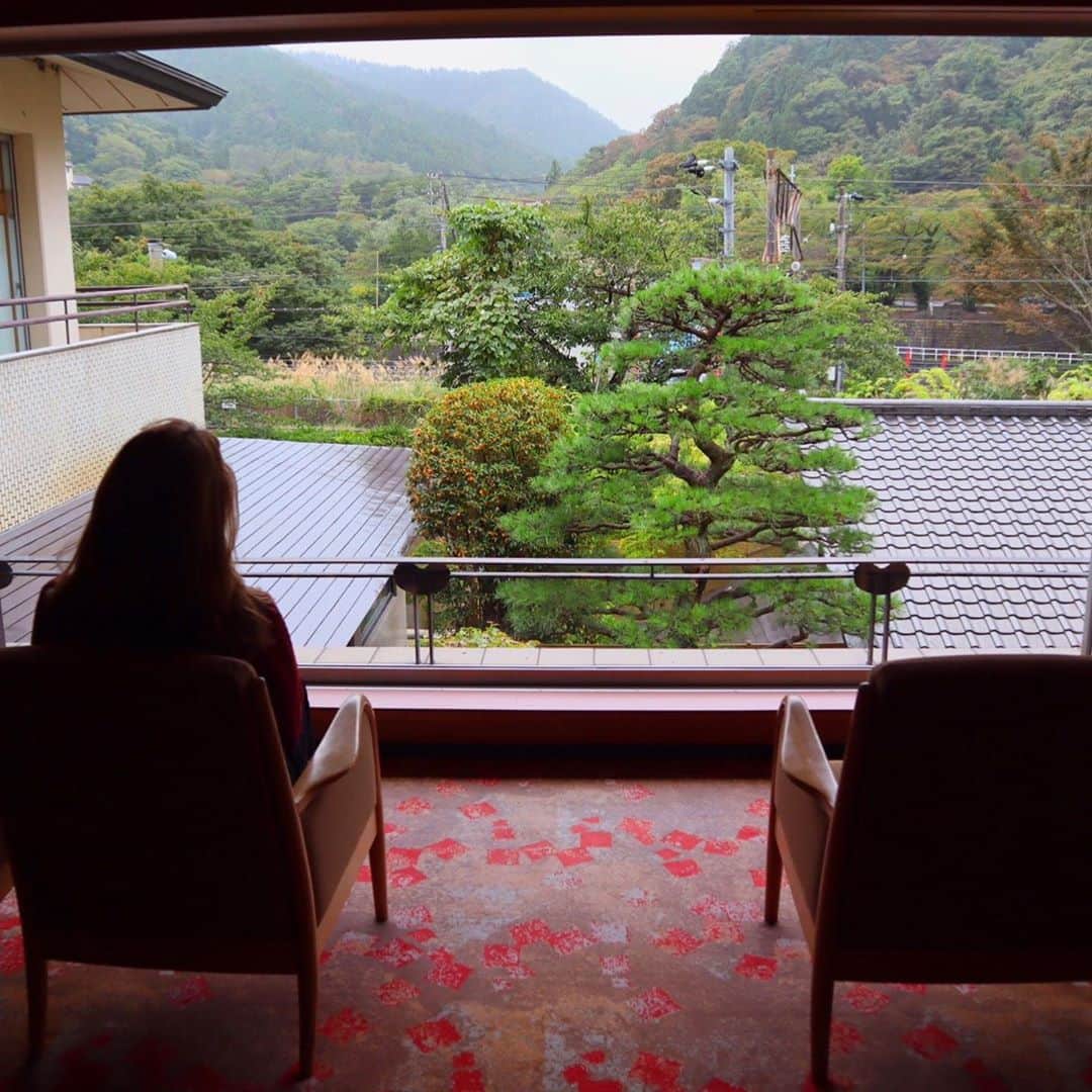 Rediscover Fukushimaさんのインスタグラム写真 - (Rediscover FukushimaInstagram)「Have you ever stayed at a Japanese onsen hotel, or Ryokan?   The level of hospitality that is present at a Ryokan is unique, in Japanese there is a word for this hospitality: Omotenashi　（おもてなし）.   Omotenashi is honest service, not only focusing on delivering an excellent product, but also on making sure that the delivery is excellent as well. This is displayed through a symphony of many delicate and deliberate efforts that come together to create an unforgettable experience for guests.   #onsen #hotsprings #ryokan #relaxing #fukushimagram #japan #japantravel #travelphotography #trip #omotenashi #Eirakuen #BandaiAtami #hotel」10月15日 18時01分 - rediscoverfukushima
