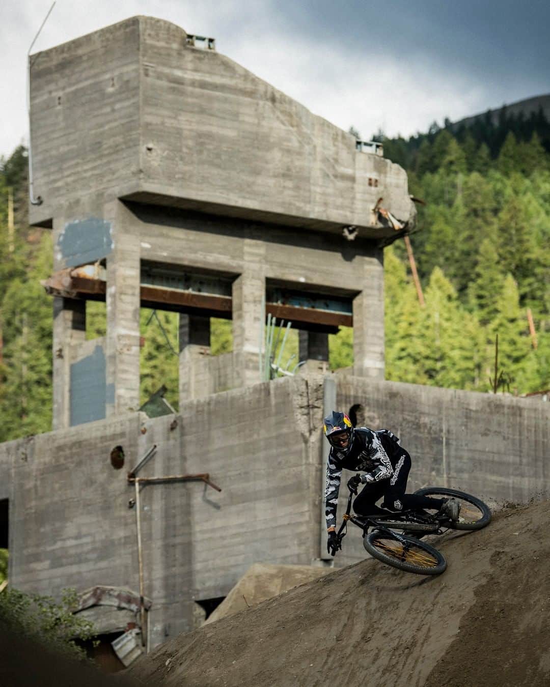 レッドブルのインスタグラム：「if anyone can turn an abandoned mine into an MTB playground, it's @brandonsemenuk 💪   ~hit the link in bio for his latest and greatest iteration of the Raw 100 series 😱 ~ 🎥 : @revel_co   #redbull #givesyouwiiings #MTB #fromwhereiride #bikelife #canada」
