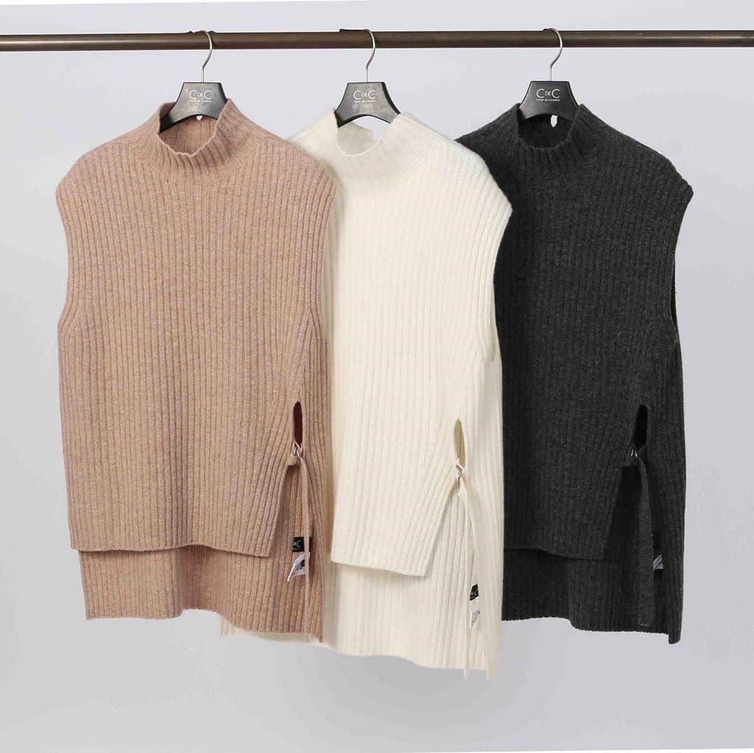 cdec_official Aesthetic Senseのインスタグラム：「. 2020 WINTER New ARRIVAL . . 1枚で鮮度アップするトレンドのニットベスト。 ホールガーメントでシームレスなので、仕上がりがスッキリしてカジュアルなのに大人っぽく上品な印象です。 . ニットベスト ベージュ、ホワイト、チャコールグレー . . .  #クードシャンス #2020秋冬 #WINTER #冬コーデ  #WINTERFASHON #トレンド #華やかコーデ　#カジュアルコーデ  #細見え #着回しコーデ  #着回し #大人カジュアル #休日コーデ #ファッション  #大人コーデ  #大人コーディネート #今日のコーデ #今日のコーディネート #お洒落さんと繋がりたい #お洒落さんとつながりたい #ファッション好きな人と繋がりたい #大人女子 #大人女子コーデ #リモートワーク#おしゃれコーデ#リラックスコーデ#ニットベスト」