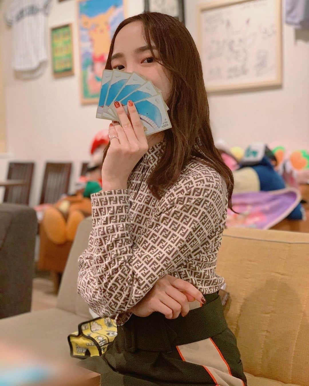 飯窪春菜のインスタグラム：「11月にある「仰天のボルテッカー ピカチュウバトル」に向けて特訓👏🏻 11月14日、YouTube Liveとニコニコ生放送で生配信されるからぜひ観てね☺️ #ポケモンカード #ポケカ #仰天のボルテッカー」