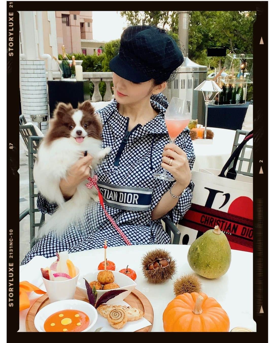 mycoのインスタグラム：「Diorコーデでロブションランチ🍾🍷 テラスは🐶わんこOK🍽 🎃ハロウィン仕様になってて 更に可愛くなってました！  夏に発売された日本限定のDiorのポンチョ💙 少し寒くなってきたから大活躍です！  #ロブション #joelrobuchon #dogstagram #犬とランチ #pom #japanexclusive #dior #dior日本限定 #michelin」