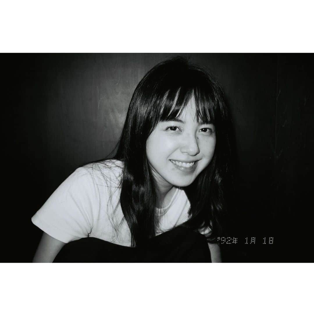藤井武美のインスタグラム：「これfilmなんですけど、 設定し忘れて92年のままで‥ 今2020年。 な〜んか更にこのカメラが愛おしく感じましタ。  今年初めて、外でふーってやりました。 まだ白い息でなかった はよ、厚着厚着」