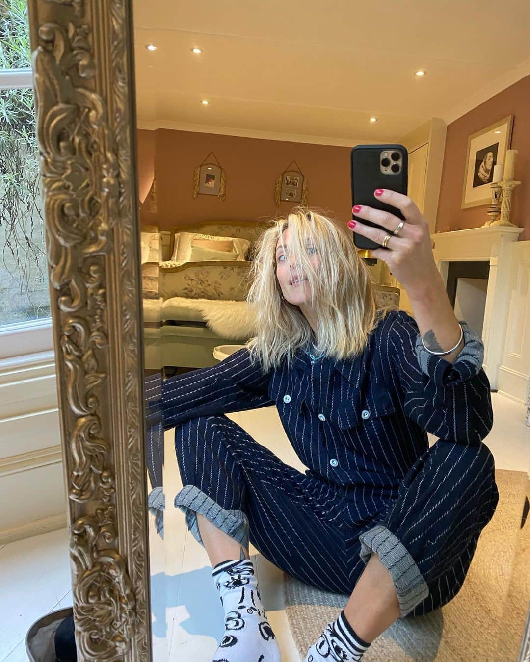 ファーン・コットンのインスタグラム：「Jump into a new day knowing you are enough, you are worthy of love and that your intuition is waiting to guide you. 💫」