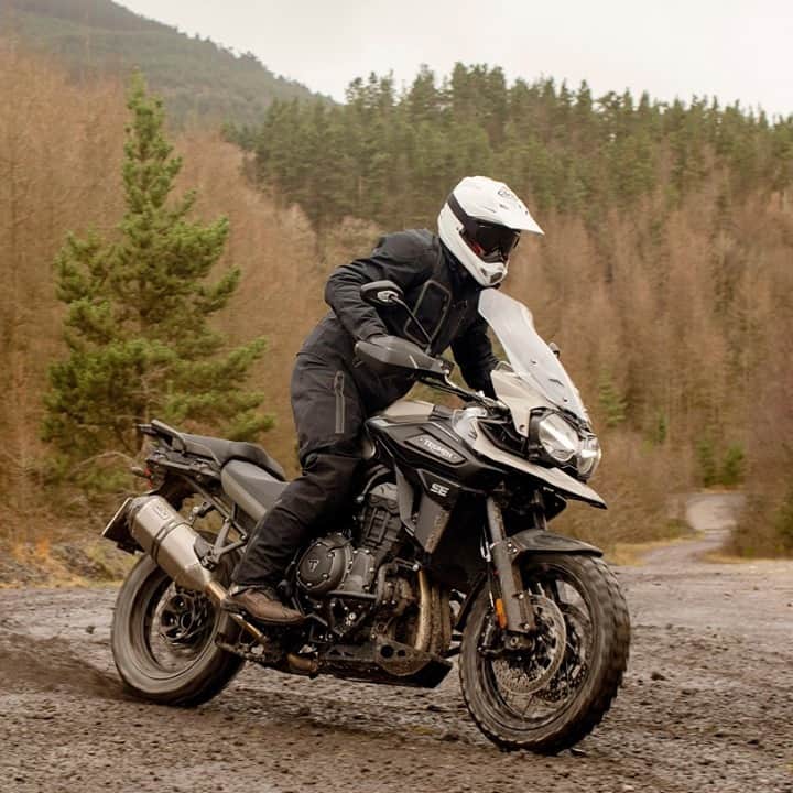 のインスタグラム：「【新型 Tiger 1200 Desert Edition】 Tiger 1200 Desert Editionは、スリリングな1,215 cc Tigerトリプルエンジンを搭載し、最高出力 141 PS / 9,350 rpm、最大トルクは 122 Nm / 7,600 rpmを発揮、より鋭い出力と並外れた長時間のオンロード性能とオフロードのライディング性能を持っています。  詳細は下記URLをご覧ください。 https://fal.cn/3aW0B  #TriumphOfficial #tiger1200desertedition #ForTheRide #タイガー1200デザートエディション #トライアンフはかっこいい #バイク #バイク好きな人と繋がりたい #バイクのある風景 #バイクが好きだ#バイク好き #バイク乗りと繋がりたい #理想のライドがそこにある#triumph #トライアンフ乗りと繋がろう2020秋」