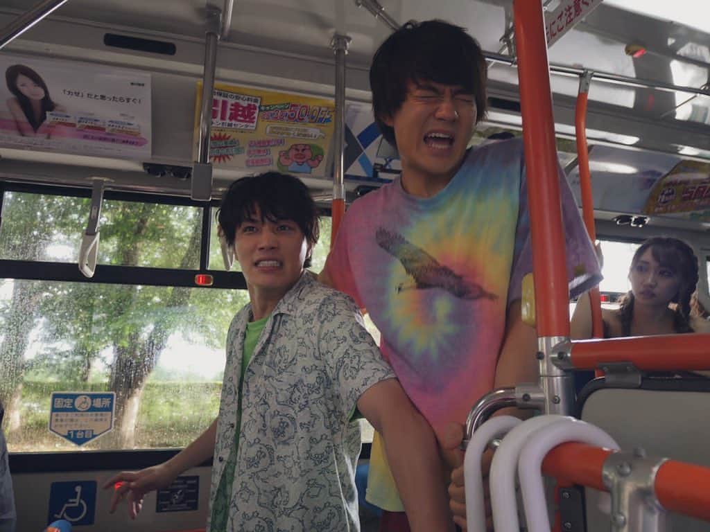 のインスタグラム：「皆様お待たせしました‼️ 本日 #俺あぶ 5話放送です🚌  あぶないっっっ！！！ な表情の2人をお届け笑 どうぞお見逃しなく！ MBS 24:59~ tvk23:00~ #ドラマ特区 #俺たちはあぶなくない #鈴木伸之 #佐野勇斗」