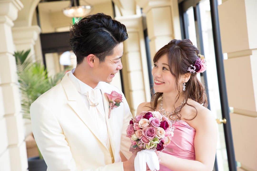 富山結婚式 ヴィラグランディス富山のインスタグラム：「. . 見つめ合うふたり🥰 とても可愛いです💓 . . . . . . . #ヴィラグランディス富山  他の写真も気になる方はプロフィールから 公式HPをご覧下さい▶︎▶︎▶︎」