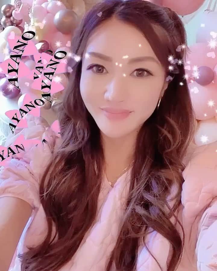 のインスタグラム：「Instagramストーリーズで使えるフィルターをオリジナルで作ってもらいました💖🎀💖🎀💖 私のインスタのトップ画面のフィルターアイコンから試せるので良かったら是非使ってね💕 タグ付けしてくれたら見に行きます❣️😍😘 瞬きで目からハートとキラキラが出て💓タップで後ろに流れる文字が変わります👸💞✨ せっかくだからAYANO🎀も入れてもらいました😍🦄🌈💘 #pinkprincessayano #babygirl #ayano #instagramstories #filter #specialthanks @geek__man @sweetie203」