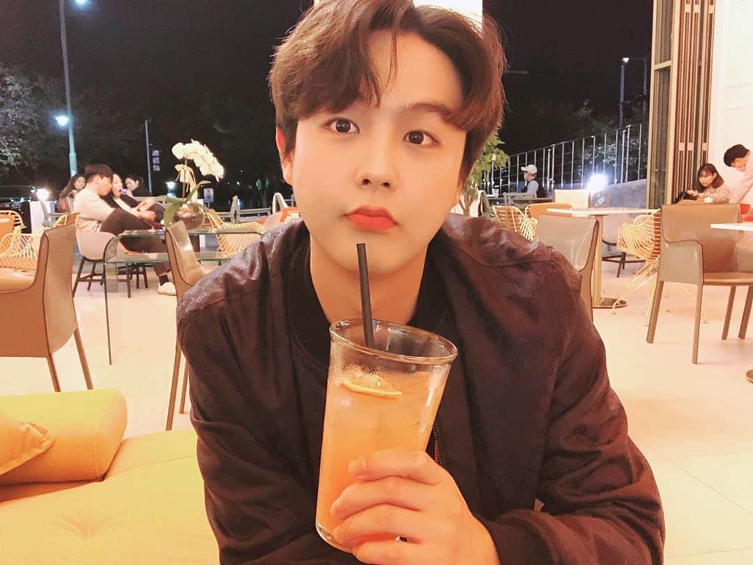 インジュン のインスタグラム：「一緒に飲む人~~?🙋‍♂️ 같이마실사람~~?🙋‍♂️ . . . #셀카#셀피#데일리#일상#인준#카페 #selfie#daily#injun#l4l #インジュン#カフェ #一緒に飲もうぜ #みんなのことが一番好き」