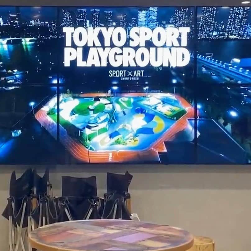 run+さんのインスタグラム写真 - (run+Instagram)「【TOKYO SPORT PLAYGROUND SPORT × ART】にLet's Run！ 豊洲からぐるり公園を回って #TokyoSportPlayGround に。  キラッキラの空間、そしてその向こうに見える東京タワーなどの夜景が最高だったりして😍  パーク内は6つのエリアでそれぞれナイキ歴代のシューズから着想したカラーリング。 このエリアのモチーフはどのシューズだろう？なんて楽しみ方も良いかも♪  👟 280mのトラック 🏀 3×3コート 🌎 ジャングルジム、スケートプラザ … その後はテラスで🥂 非日常感溢れるラン🏃🏻‍♀️✨  #湾岸ナイトRun #BayRun    -入場は無料だけど、ナイキアプリからの予約必須-☛-☛  #スポーツプレイグラウンド #NIKE #ナイキ  #いまわたしができること #runのために今できること #走ることでできること #走れるって幸せ #走れるって当たり前じゃない #ゆるラン #街ラン #街RUN  #ハシリマシタグラム #ハシリマスタグラム #igランナーズ #走るを楽しむ #写ラン  #ランニング好きな人と繋がりたい #ランナーさんと繋がりたい #igランナーズと繋がりたい  #RunForSmile #Runday #RunLovesLife #runstagram #走る楽しさ広げ隊 @runplus #aday」10月15日 18時13分 - runplus