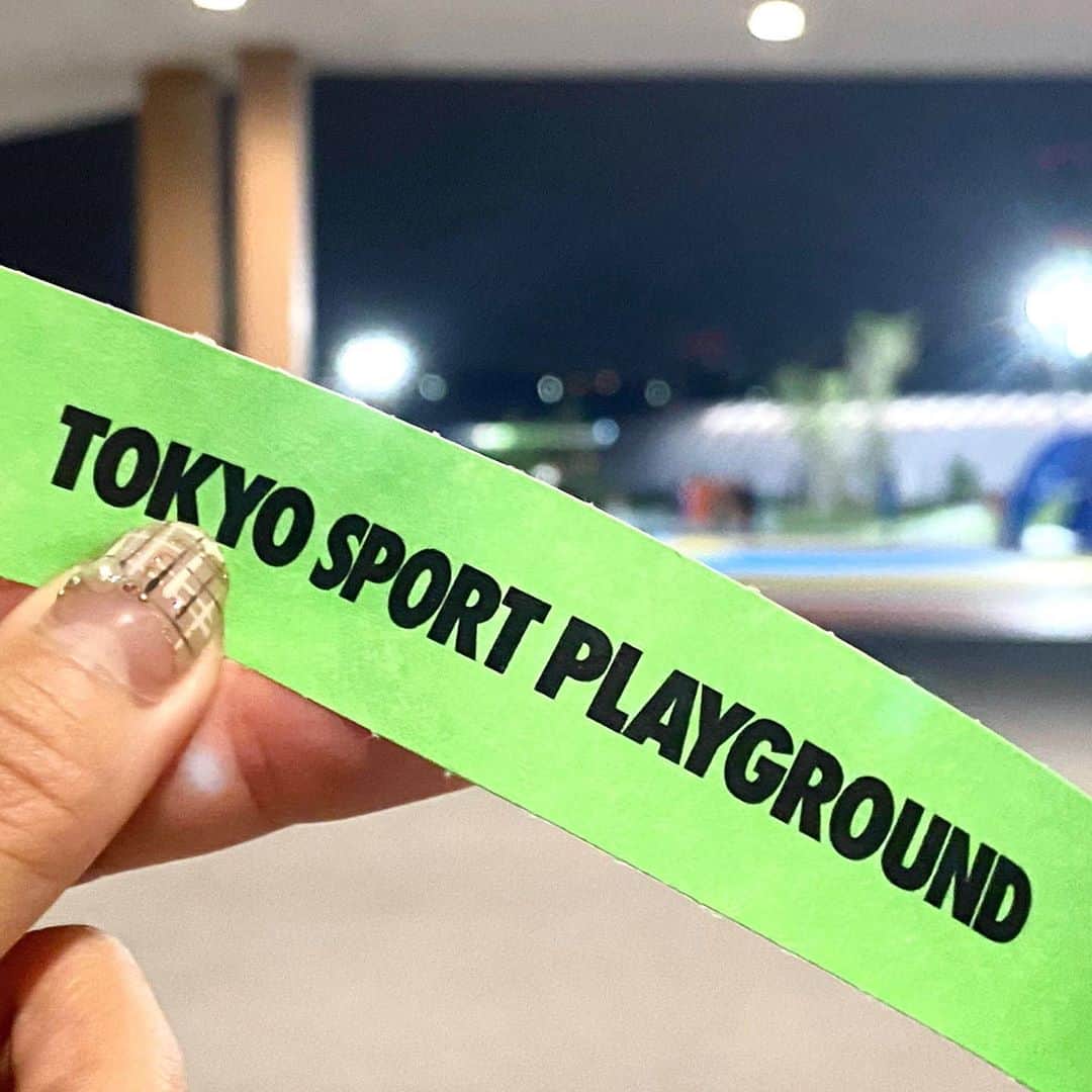 run+さんのインスタグラム写真 - (run+Instagram)「【TOKYO SPORT PLAYGROUND SPORT × ART】にLet's Run！ 豊洲からぐるり公園を回って #TokyoSportPlayGround に。  キラッキラの空間、そしてその向こうに見える東京タワーなどの夜景が最高だったりして😍  パーク内は6つのエリアでそれぞれナイキ歴代のシューズから着想したカラーリング。 このエリアのモチーフはどのシューズだろう？なんて楽しみ方も良いかも♪  👟 280mのトラック 🏀 3×3コート 🌎 ジャングルジム、スケートプラザ … その後はテラスで🥂 非日常感溢れるラン🏃🏻‍♀️✨  #湾岸ナイトRun #BayRun    -入場は無料だけど、ナイキアプリからの予約必須-☛-☛  #スポーツプレイグラウンド #NIKE #ナイキ  #いまわたしができること #runのために今できること #走ることでできること #走れるって幸せ #走れるって当たり前じゃない #ゆるラン #街ラン #街RUN  #ハシリマシタグラム #ハシリマスタグラム #igランナーズ #走るを楽しむ #写ラン  #ランニング好きな人と繋がりたい #ランナーさんと繋がりたい #igランナーズと繋がりたい  #RunForSmile #Runday #RunLovesLife #runstagram #走る楽しさ広げ隊 @runplus #aday」10月15日 18時13分 - runplus